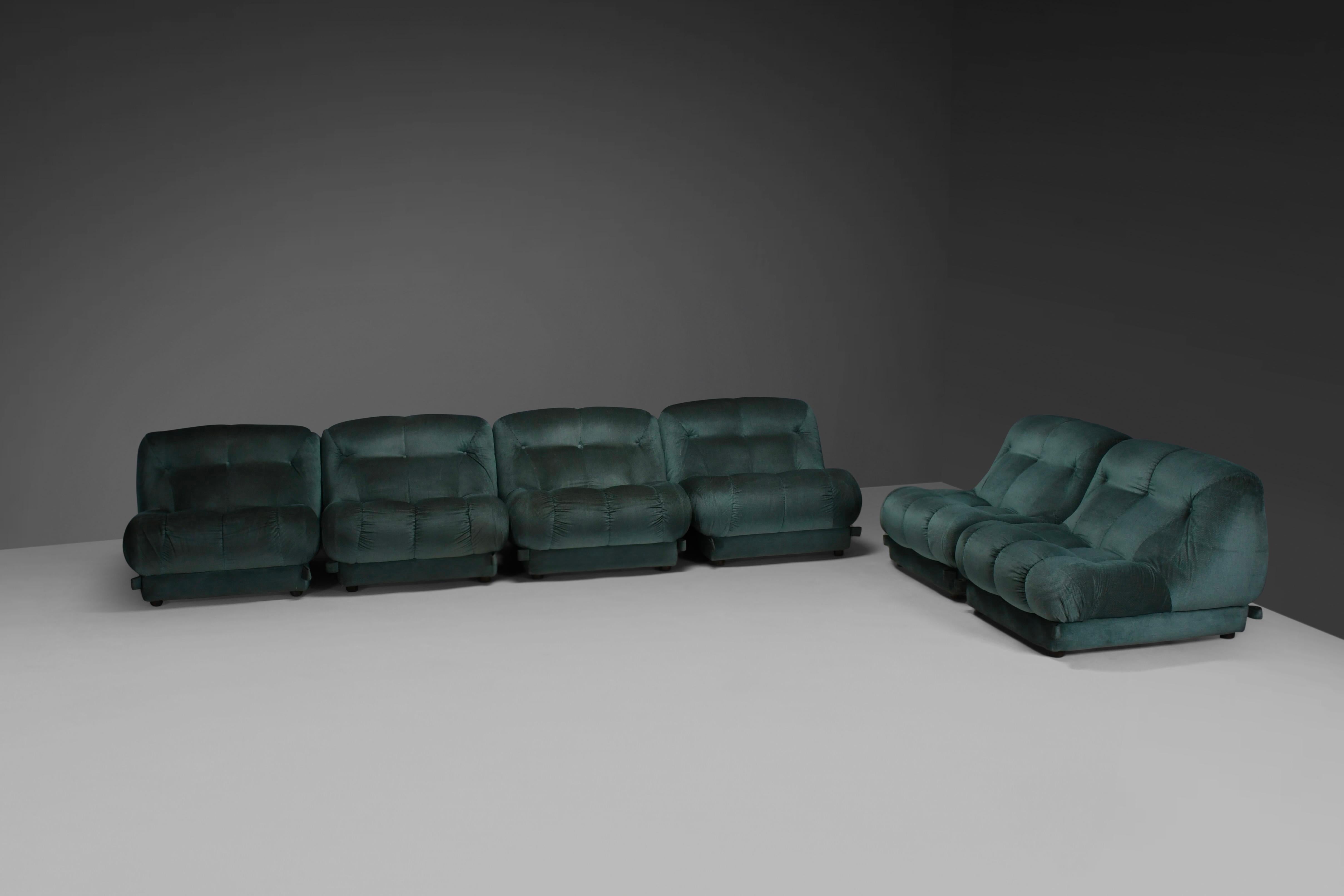 Large Modular Sectional ‘Nuvolone’ Sofa by Rino Maturi in Green Fabric, 1970s For Sale 1