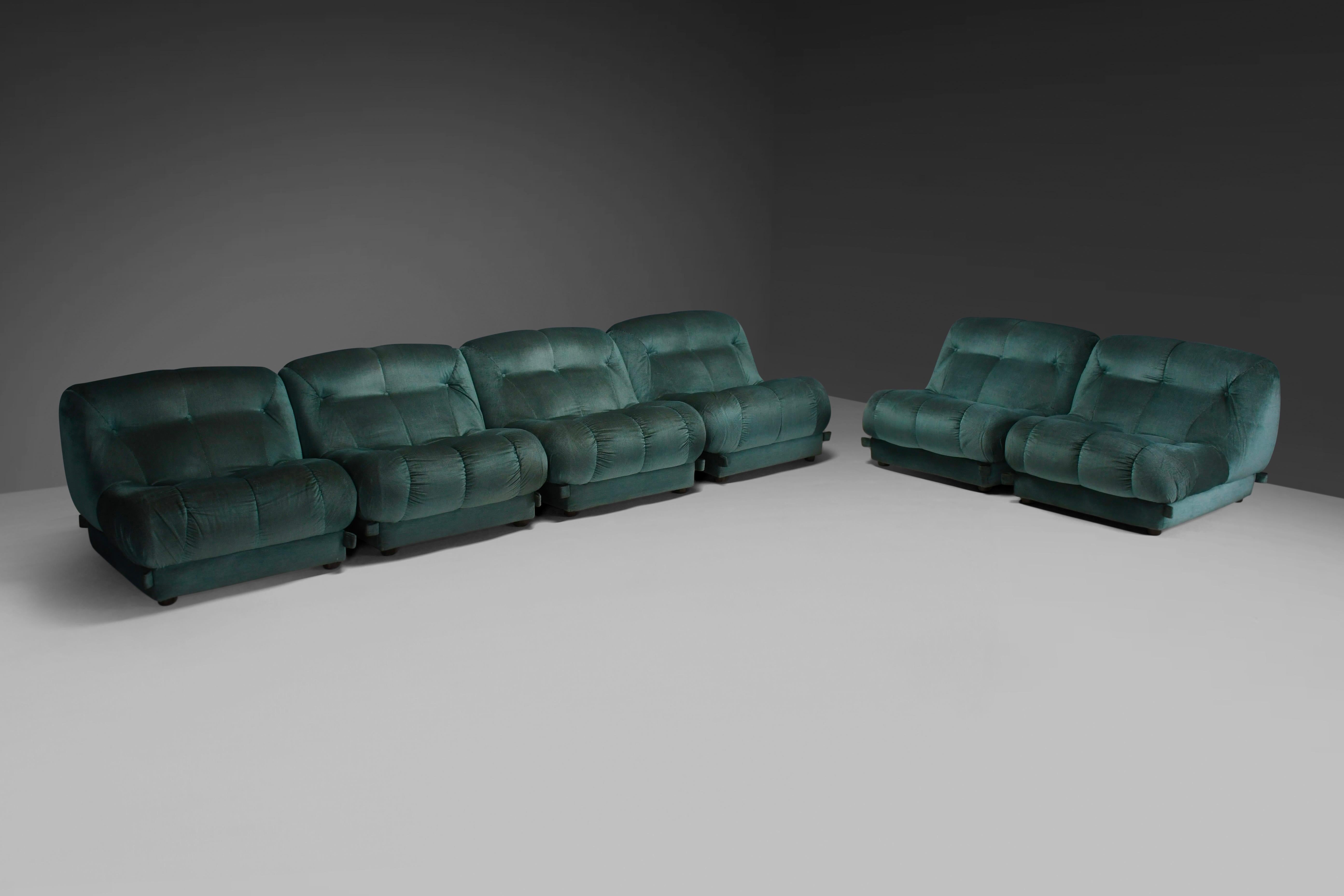 Large Modular Sectional ‘Nuvolone’ Sofa by Rino Maturi in Green Fabric, 1970s For Sale 2