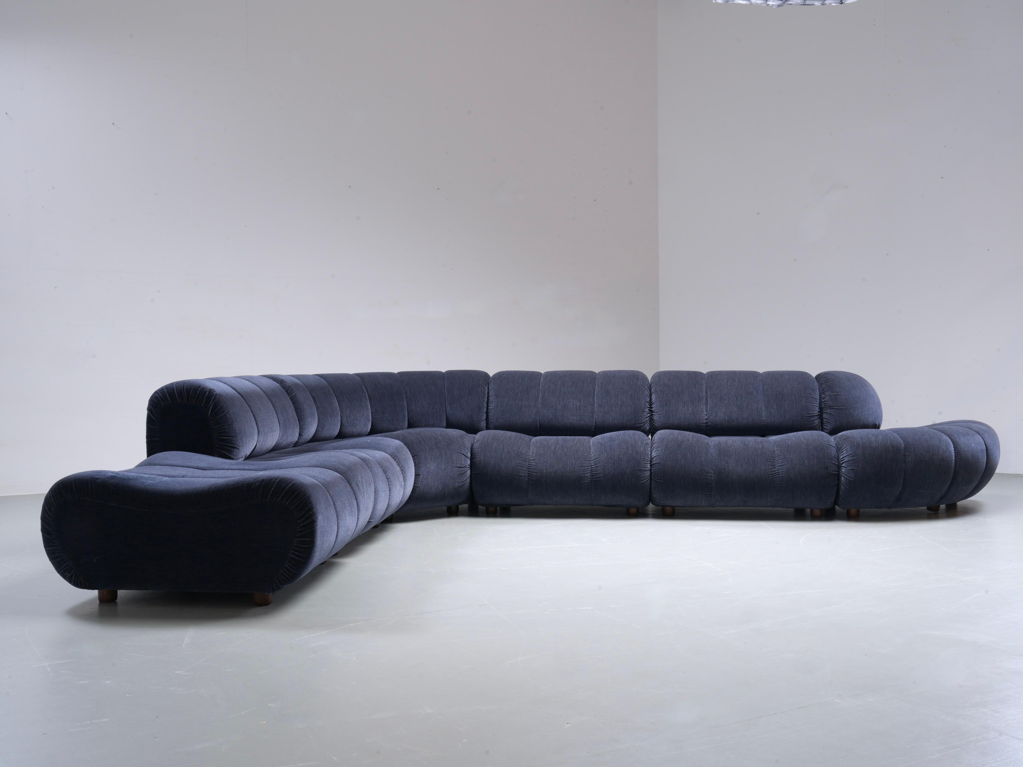 Large Modular Sofa by Giuseppe Munari for Poltrona Munari, Italy, 1970's

A unique piece in our gallery, a large 6 piece modular sofa in dark blue velvet by Giuseppe Munari. Many configuration possible as you can see because all pieces can be moved