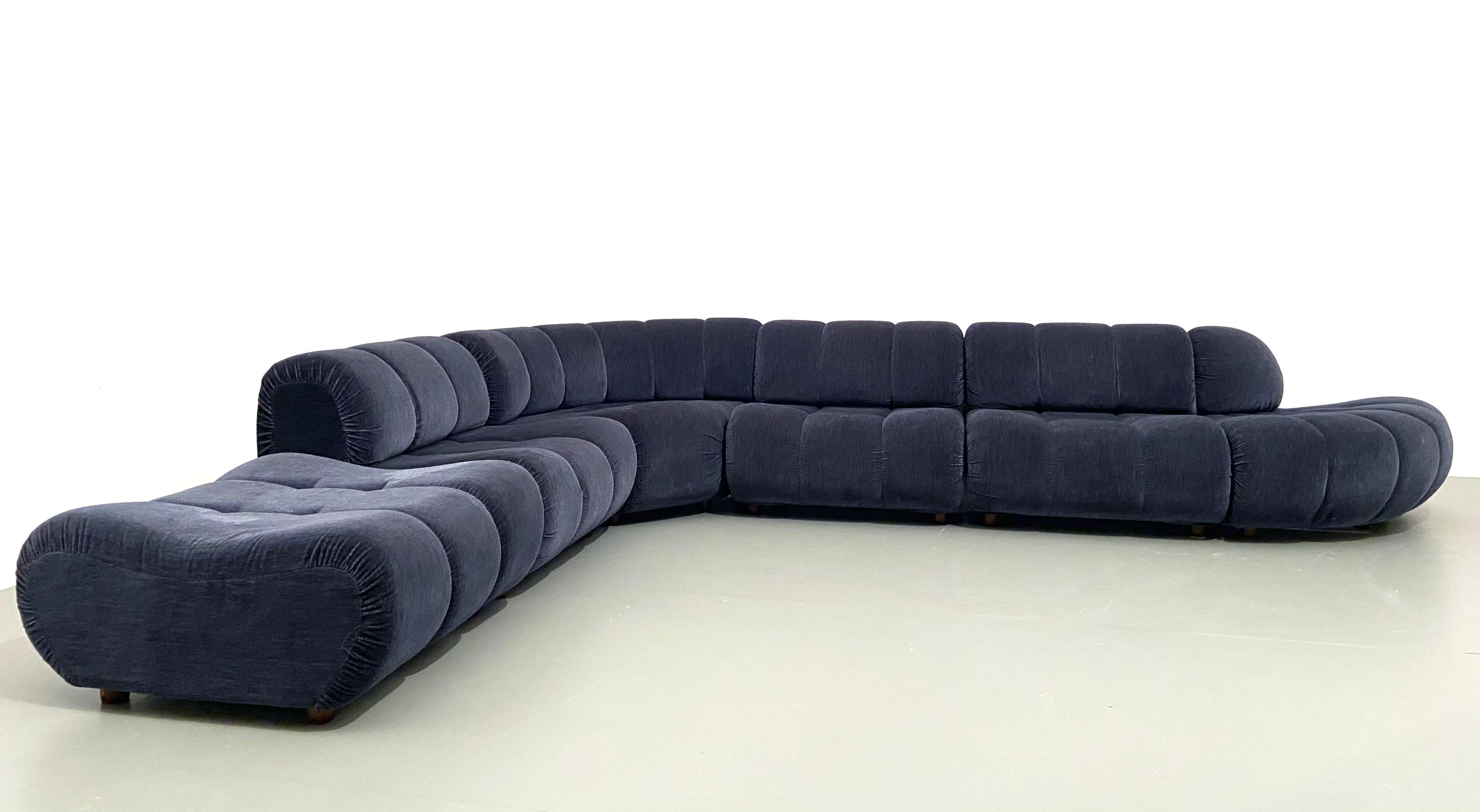 Sectional sofa by Giuseppe Munari for Poltrona Munari, Italy, 1970's.

New in our collection: a large 6 piece modular sofa in dark blue velvet by Giuseppe Munari. Many configuration possible as you can see because all pieces can be moved