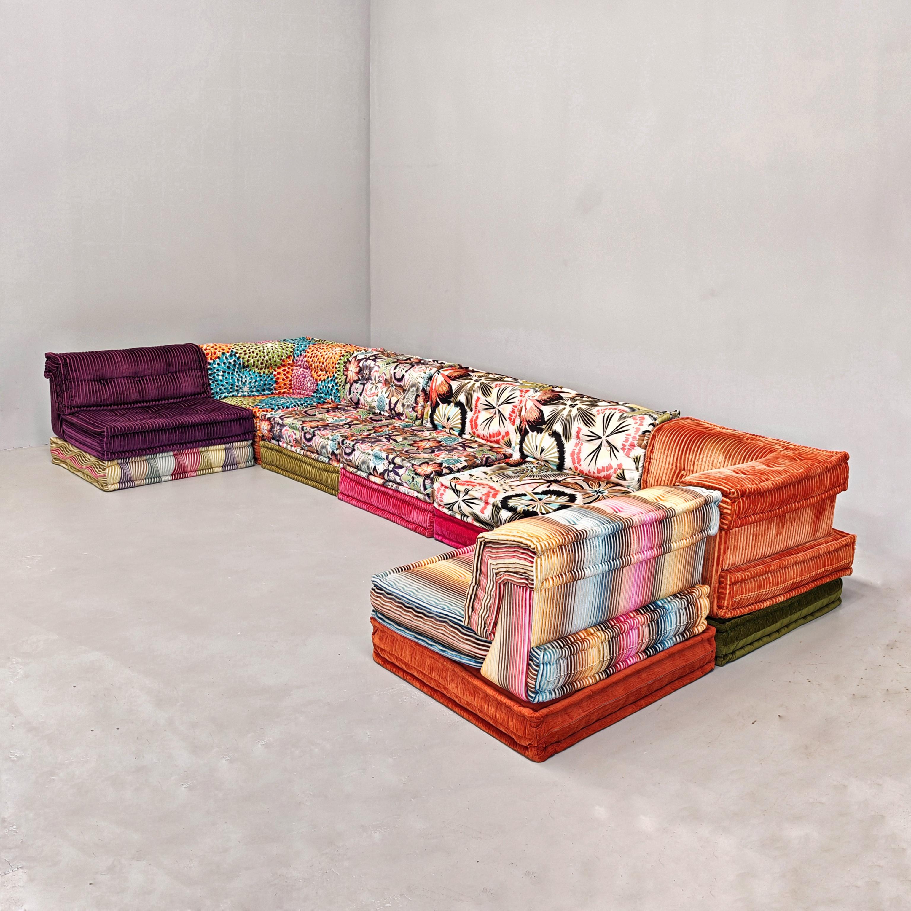 grande e lussuoso divano Mah Jong prodotto a roche Bobois nel 2010 circa.
questo set rappresenta la versione più lussuosa caratterizzato da un mix di stoffe di pregio tr rasi firmati Kenzo velluti e cotoni.
il divano è usato ma non presenta segni