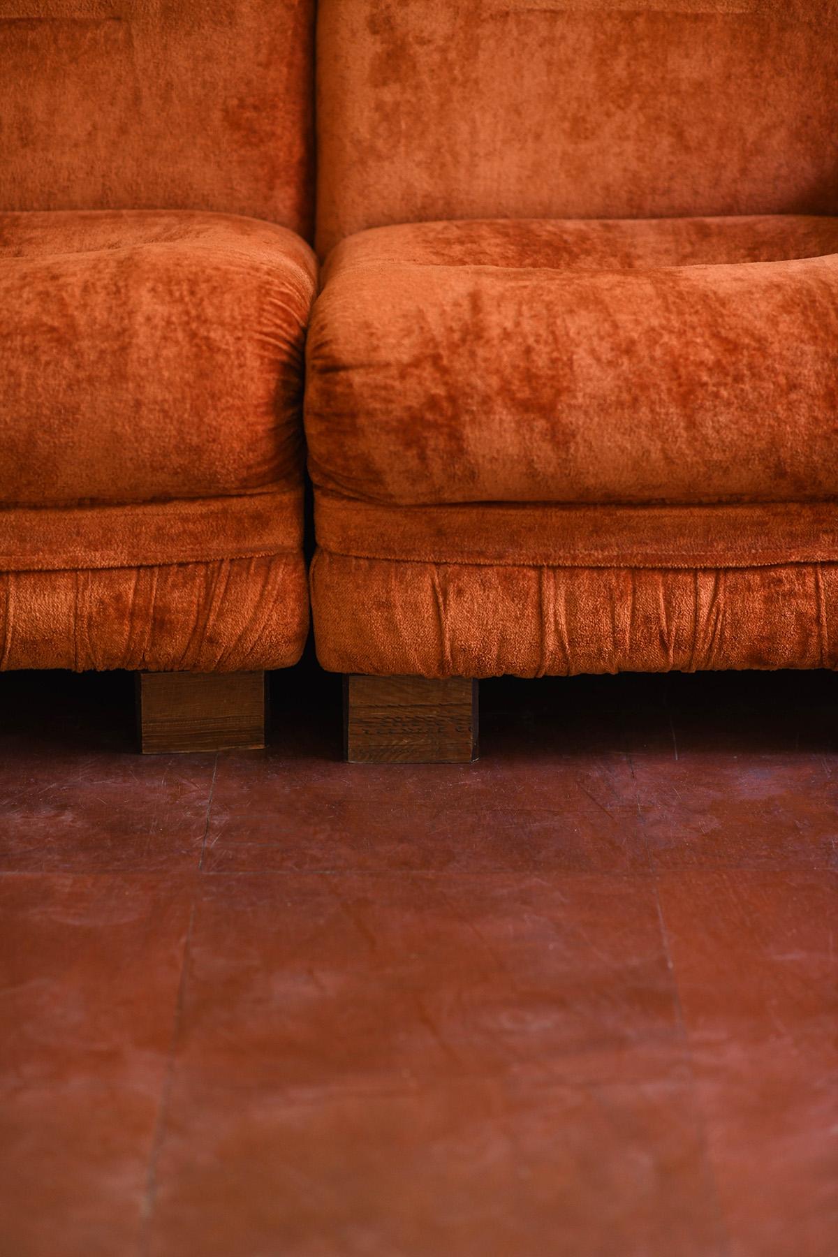 Large modular velvet sofa with wooden feet, Italy 1980 For Sale 1