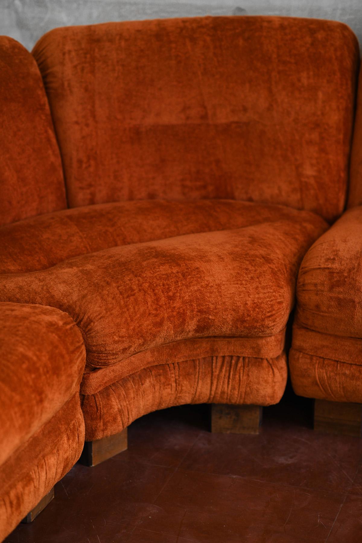 Large modular velvet sofa with wooden feet, Italy 1980 For Sale 2