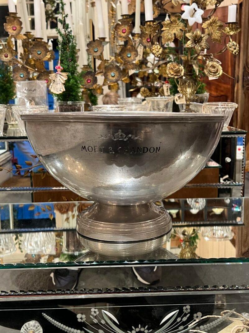 Handsome old champagne cooler from France of the 1930s, in pewter, from the prominent champagne house Moët & Chandon.

The elegant cooler can hold 5-6 standard bottles of champagne.

Just the thing for a festive and celebratory event.

Measures: H