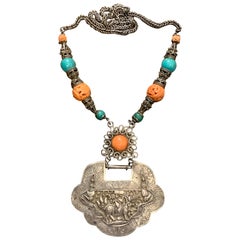 Grand collier mongol en argent, corail et turquoise avec breloque de serrure, début du 20e siècle