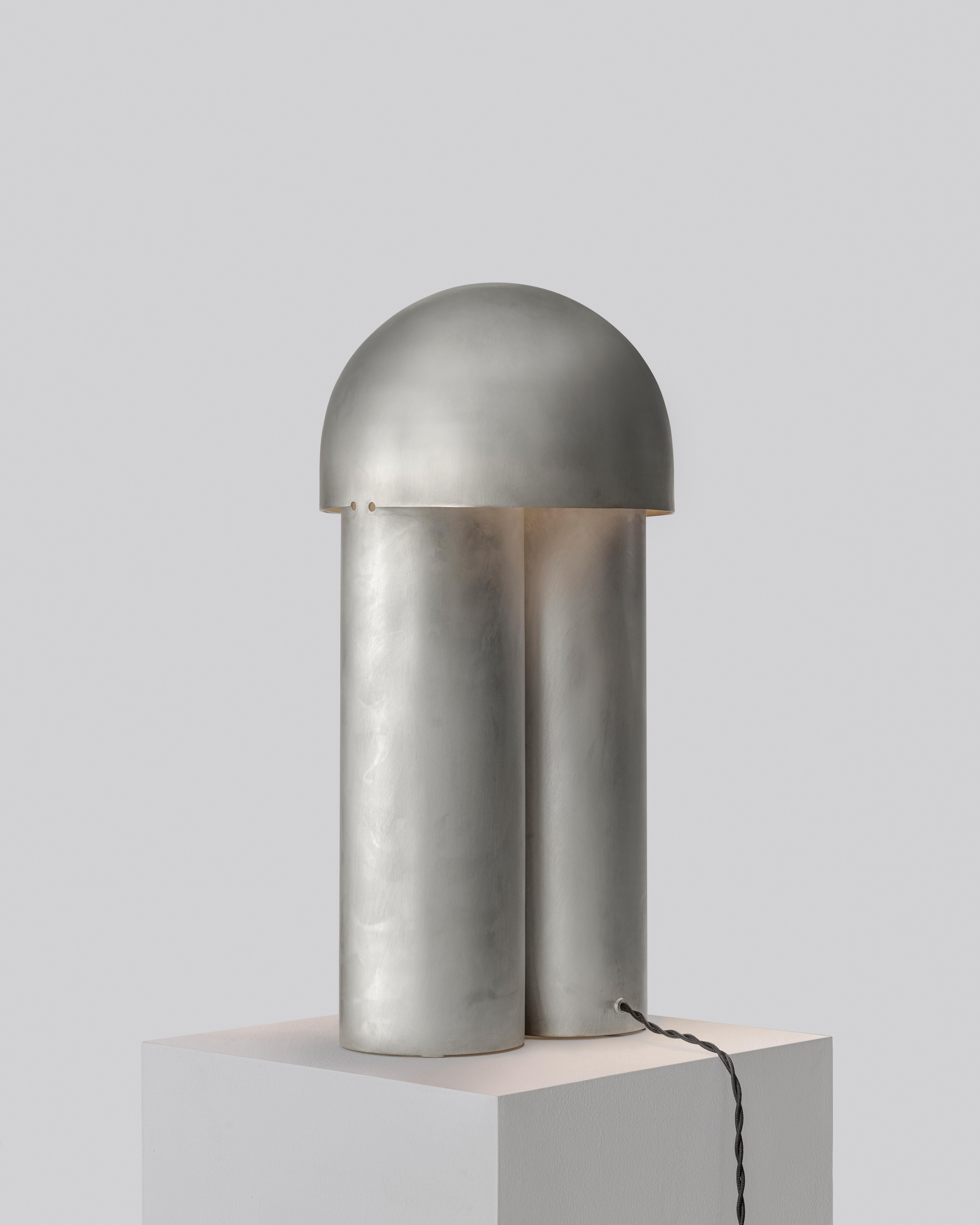 Grande lampada da tavolo scolpita in ottone Monolith di Paul Matter in vendita 10