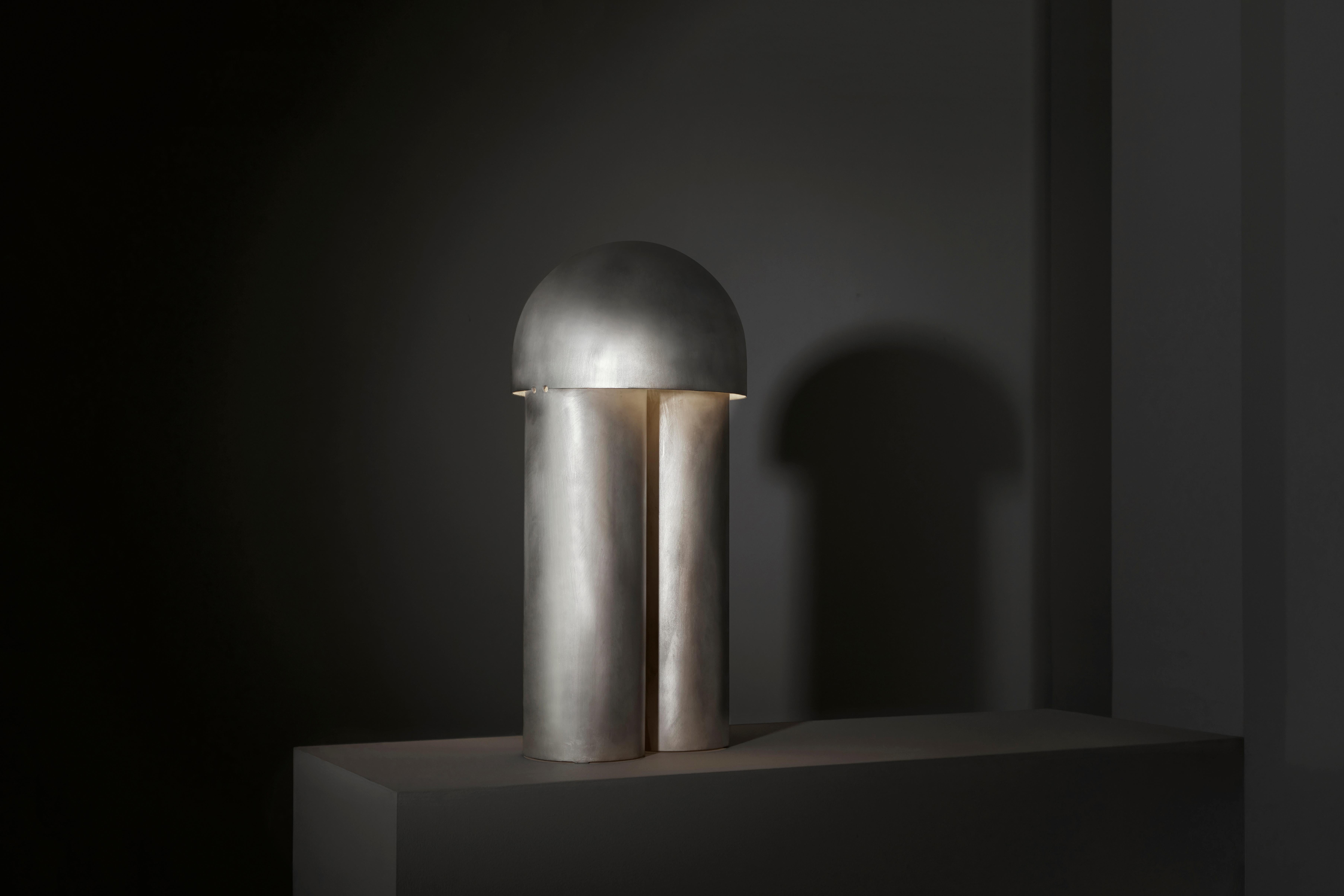 Große Monolith-Messing-Tischlampe mit Skulptur von Paul Matter im Angebot 12