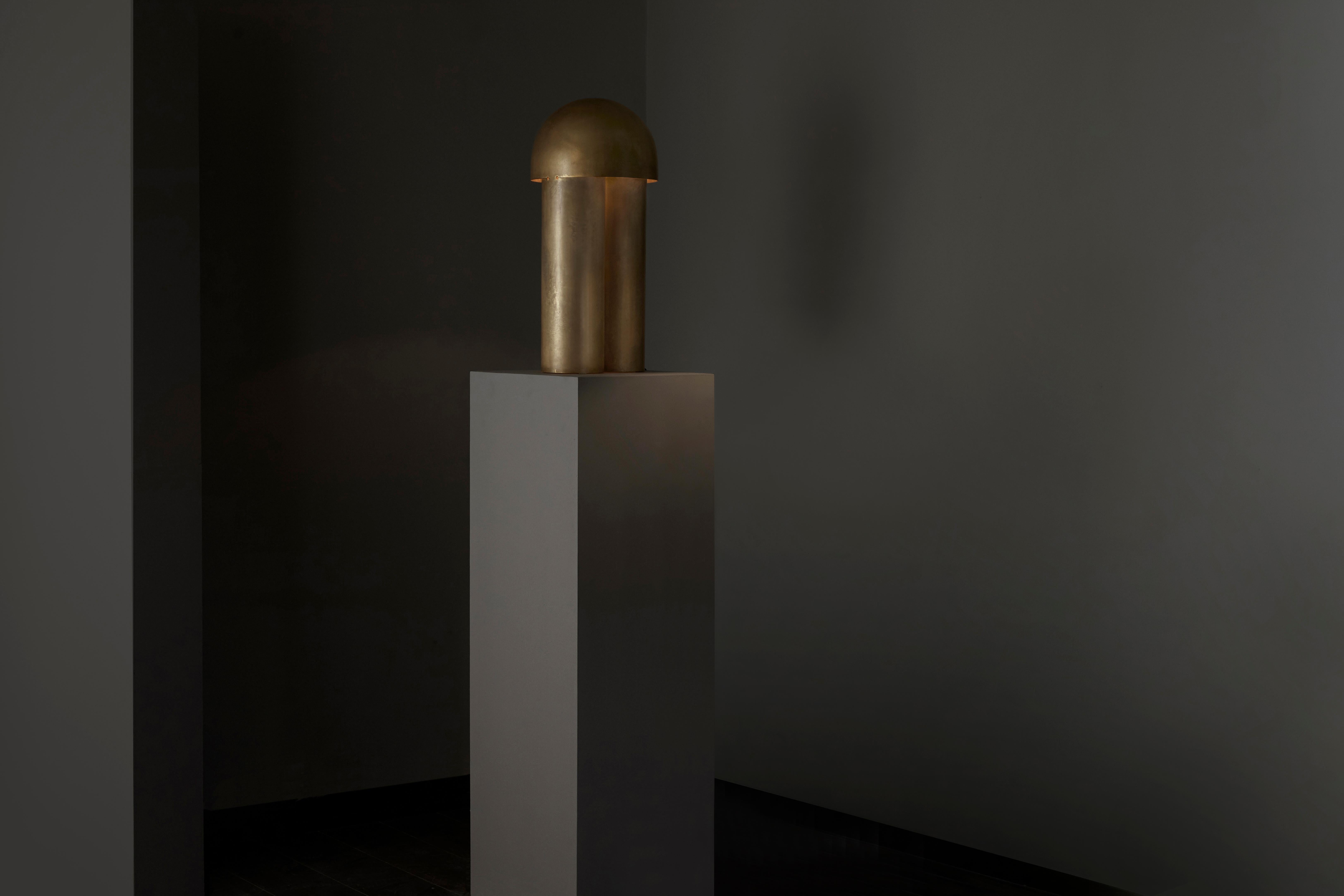 Lámpara de sobremesa grande monolito de latón esculpido by Paul Matter en venta 1