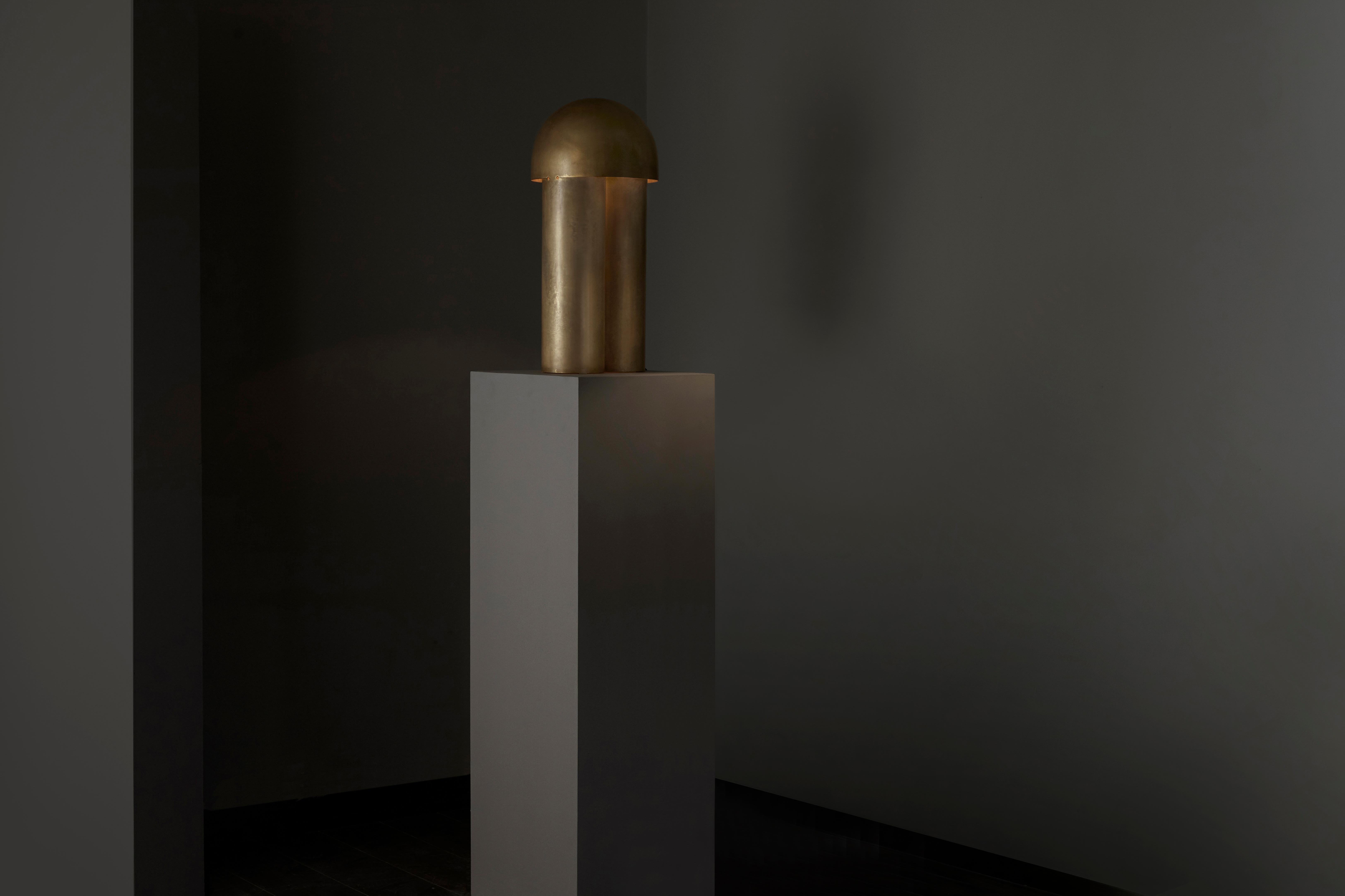 Große Monolith-Messing-Tischlampe mit Skulptur von Paul Matter im Angebot 2