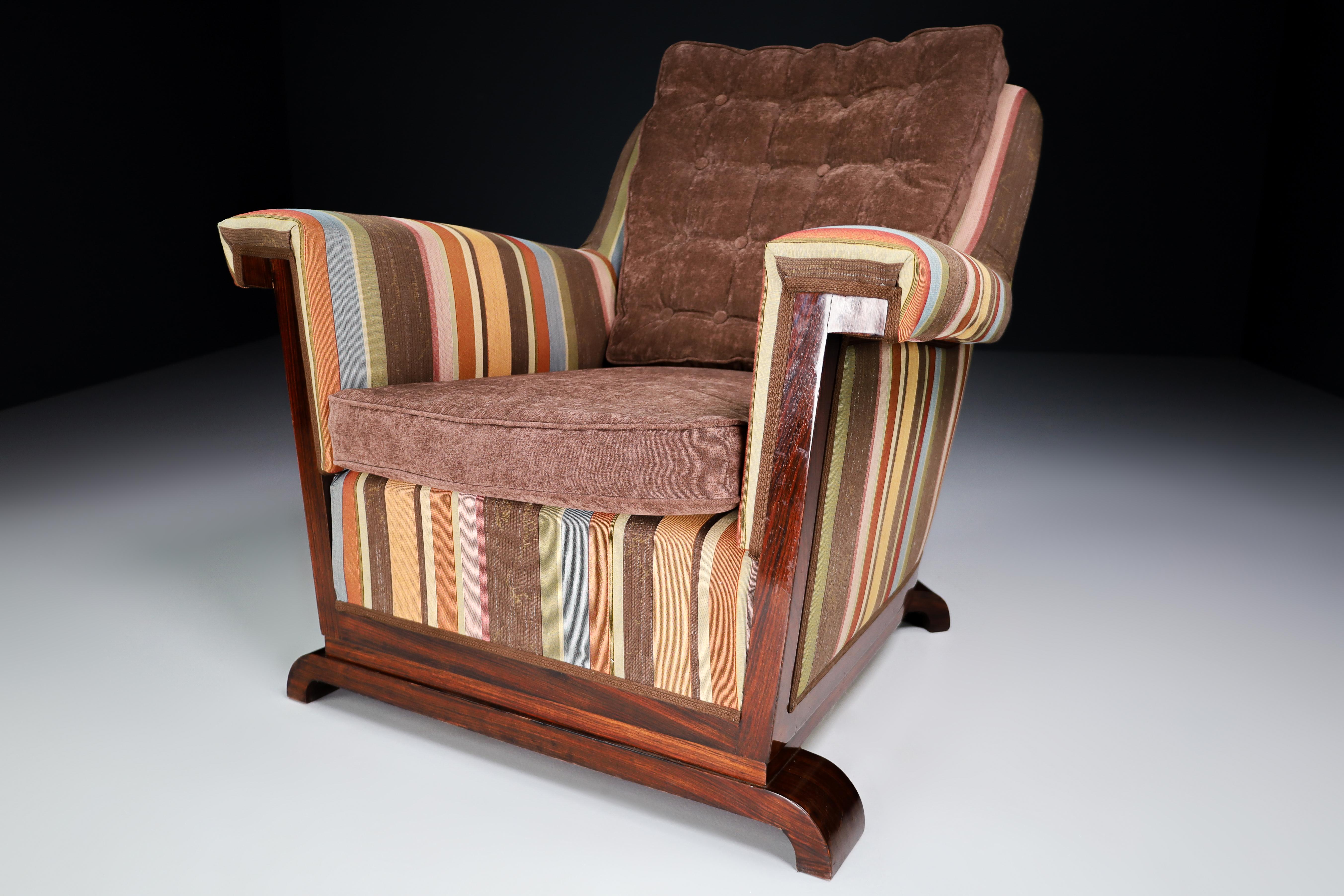 Grand fauteuil monumental Art Déco en noyer et tissu retapissé, France, années 1930. Ce fauteuil monumental de taille Xl - fauteuil de salon serait un ajout accrocheur à tout intérieur tel que le salon, la salle familiale, la salle de projection ou