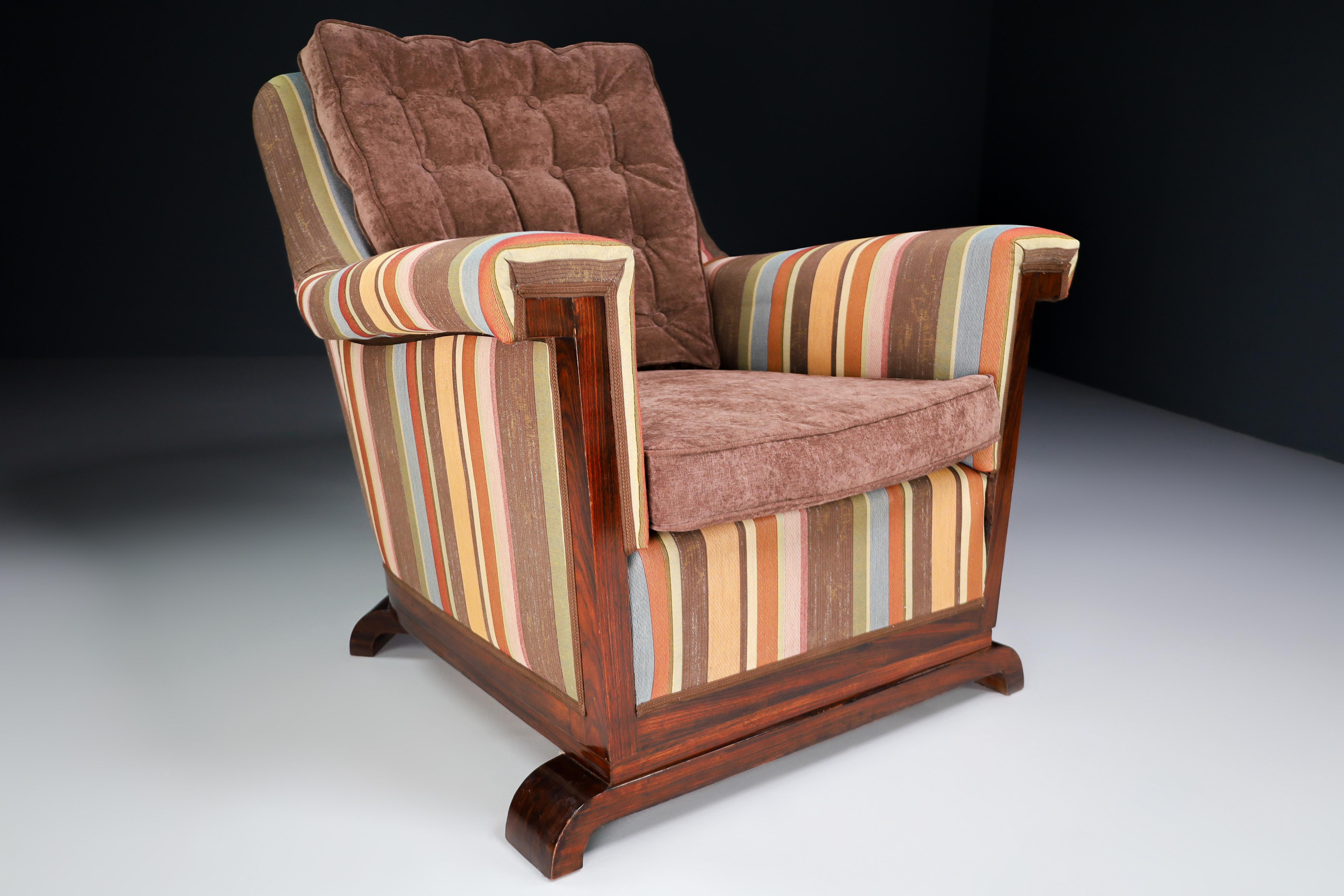 Tissu Grand fauteuil monumental Art Déco en noyer et tissu rembourré, France en vente