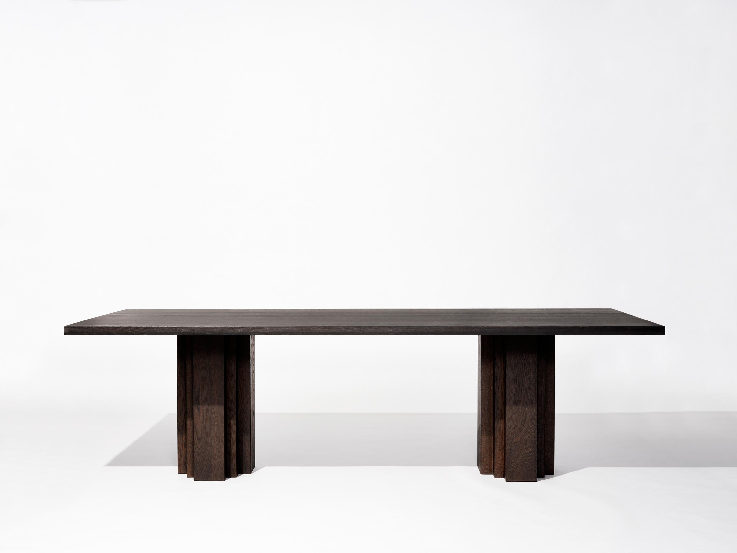 Brutalisme Grande table monumentale en Oak Brown foncé - Brut by Mokko en vente
