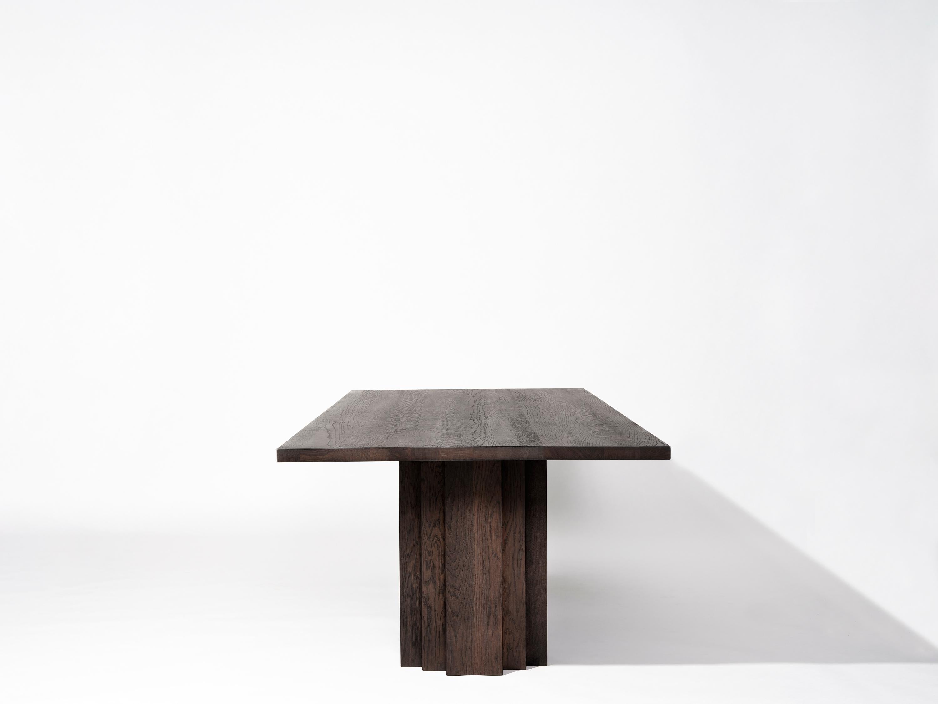 Néerlandais Grande table monumentale en Oak Brown foncé - Brut by Mokko en vente