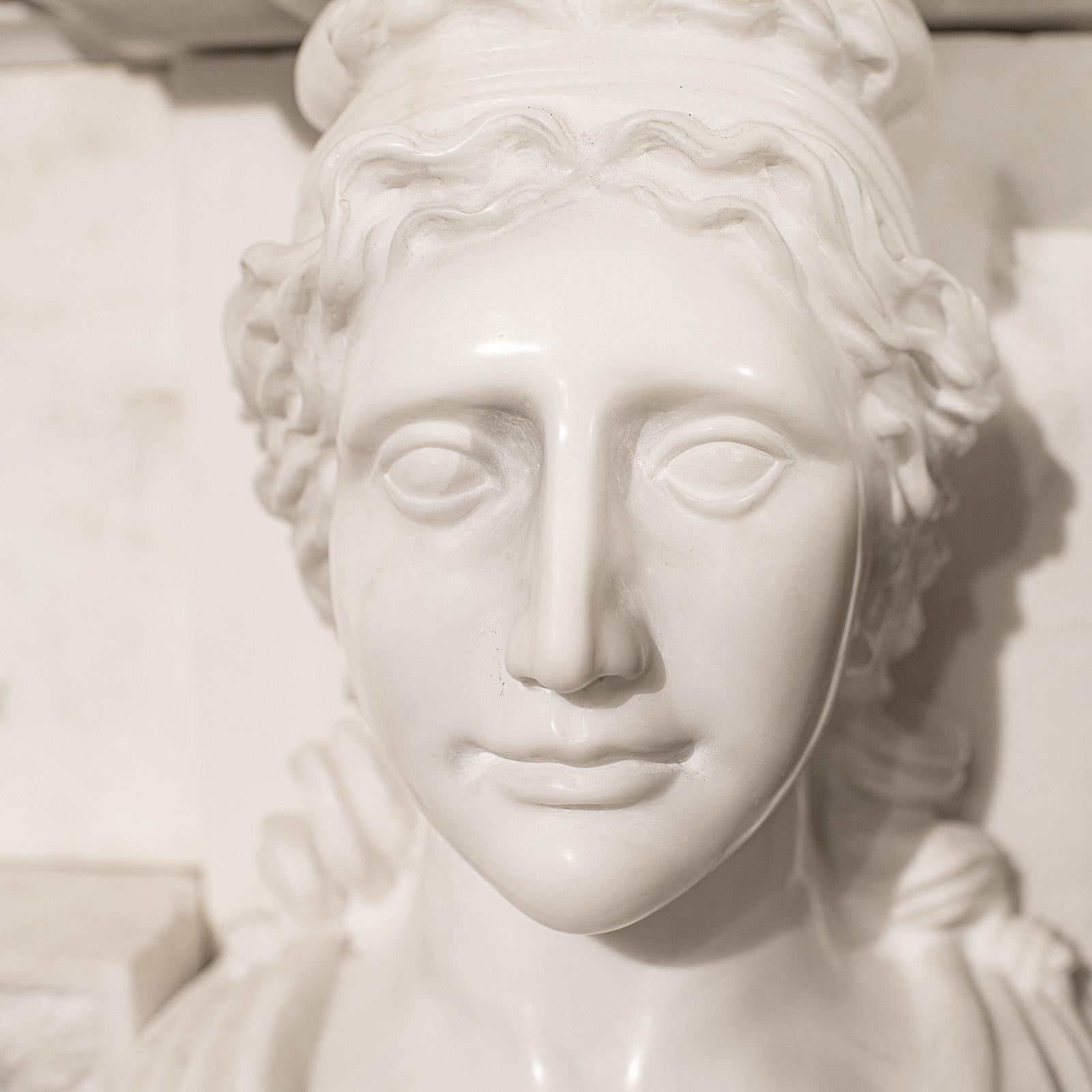 Grande cheminée monumentale anglaise, marbre, contour de cheminée, goût néoclassique en vente 5