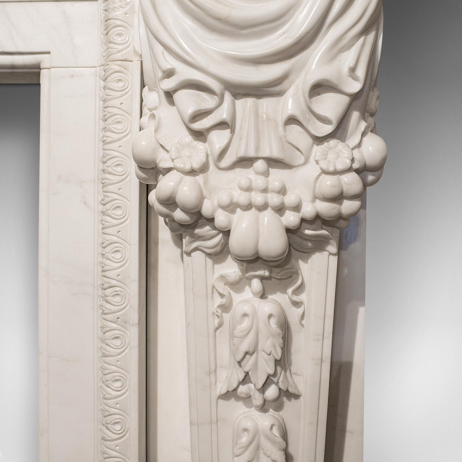 Grande cheminée monumentale anglaise, marbre, contour de cheminée, goût néoclassique en vente 6