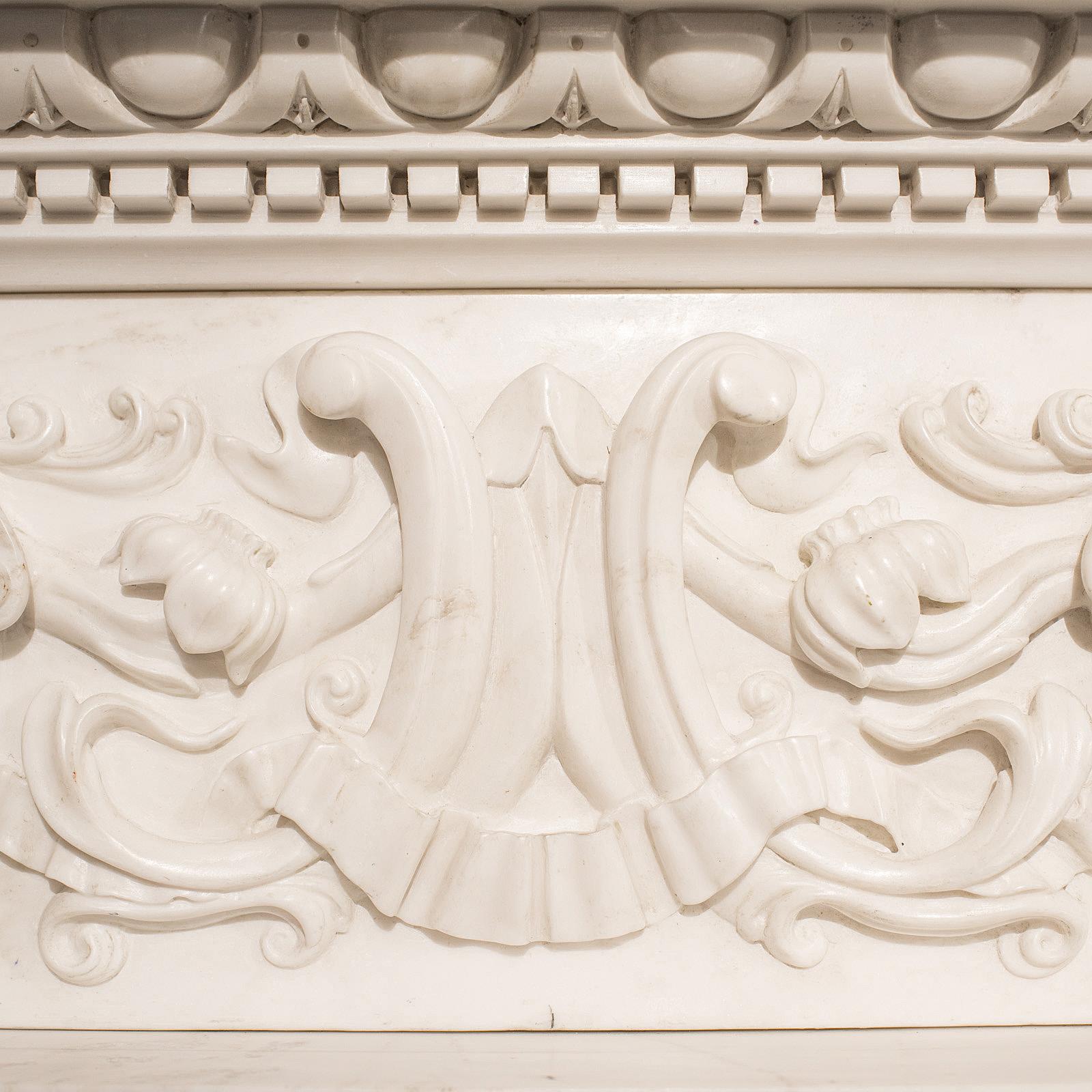 Grande cheminée monumentale anglaise, marbre, contour de cheminée, goût néoclassique en vente 1