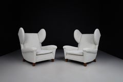 Grandi poltrone Wingback monumentali del Medioevo in tessuto Bouclé ri-vestito