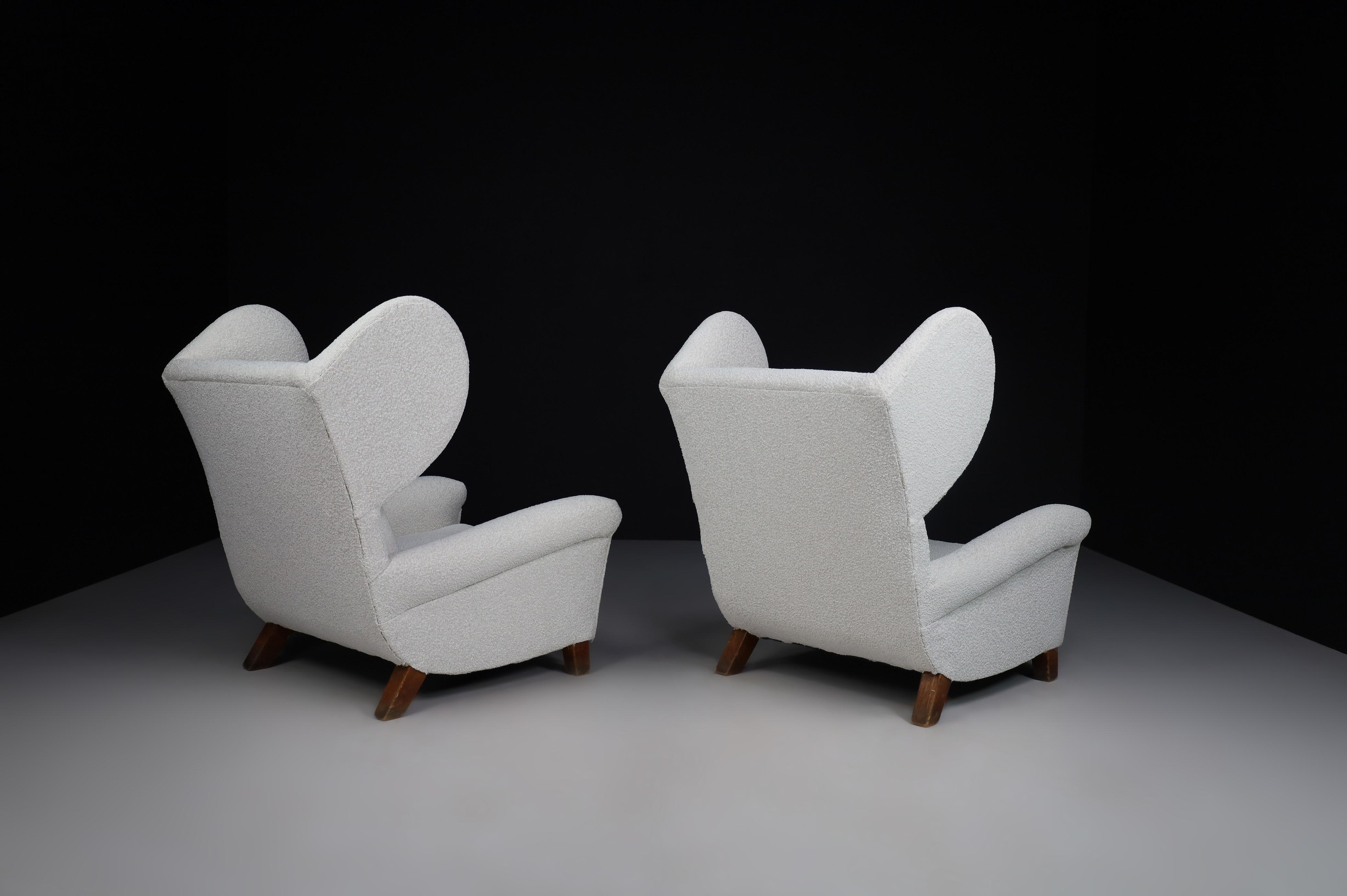 Large Monumental Midcentury Wingback Armchairs in Re-upholstered Bouclé Fabric In Good Condition For Sale In Almelo, NL