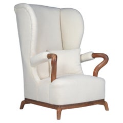 Grand fauteuil monumental Wingback en tissu Teddy retapissé, France, années 1930