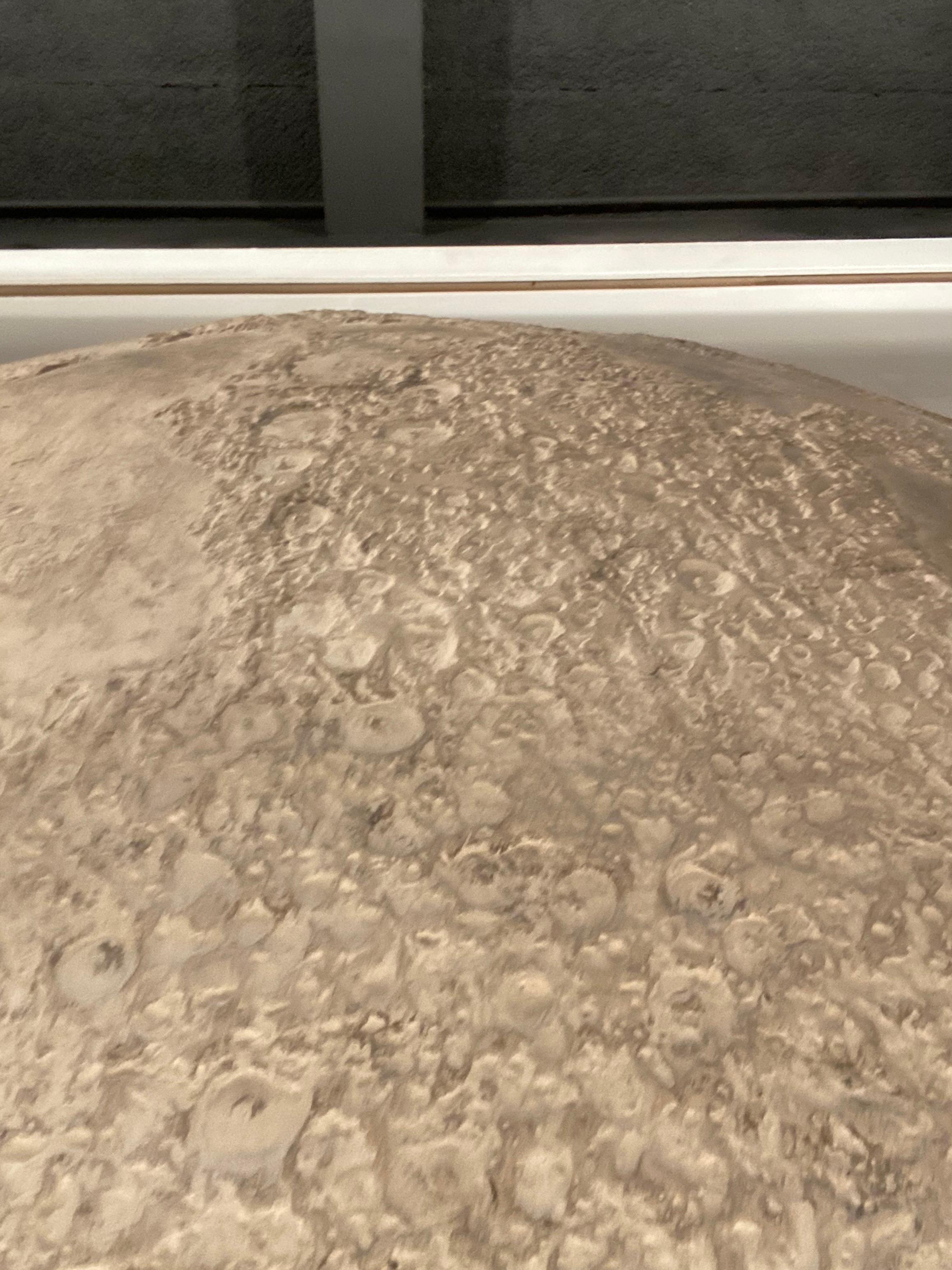 Große Wandskulptur „Mond“ von Michel Pichard im Angebot 4