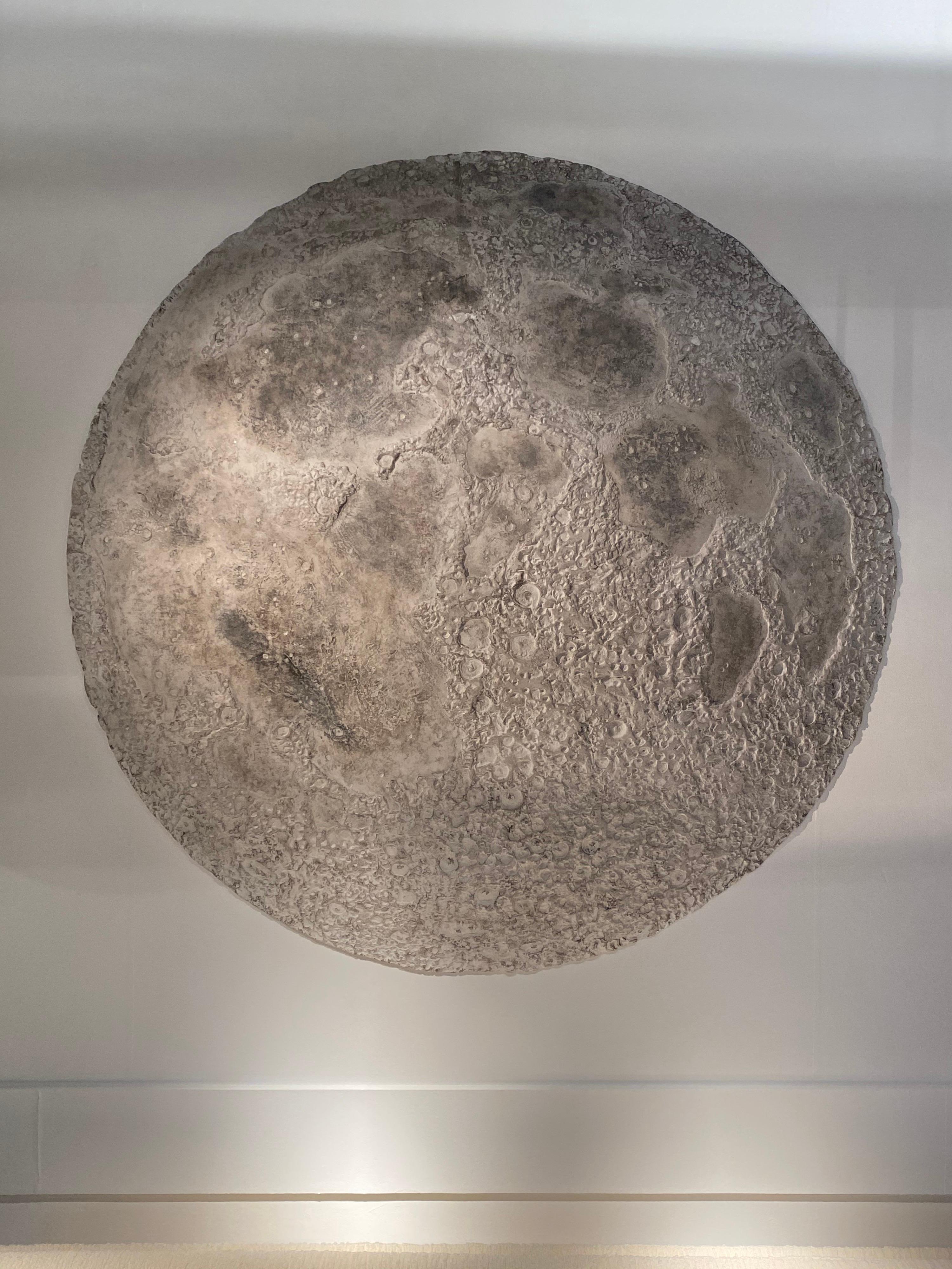 White Patina on resin moon wall-mounted sculpture by the French artist Michel Pichard
Edition 4/20
Measures: larger dimensions 150 cm diameter for 20 cm depth.