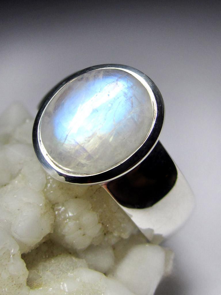 Large Moonstone Silver Ring Oval Cabochon White Blue Gemstone Vintage ring In New Condition For Sale In Berlin, DE