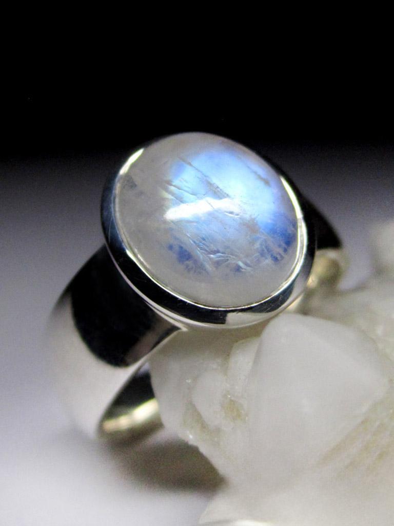 Women's or Men's Large Moonstone Silver Ring Oval Cabochon White Blue Gemstone Vintage ring For Sale