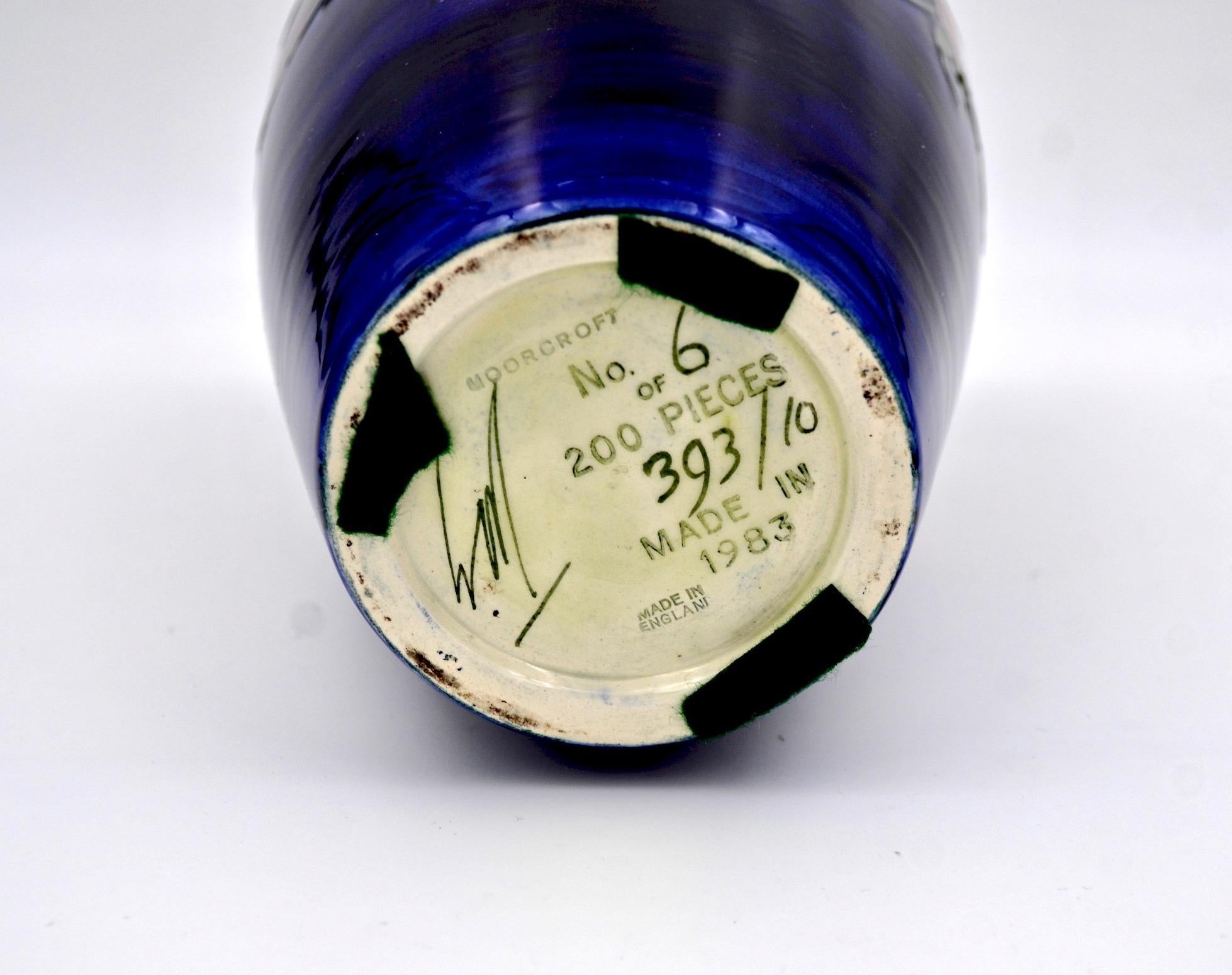 Large Moorcroft Art Pottery Vase in the Anemone Pattern, Made in England In Good Condition In Los Angeles, CA