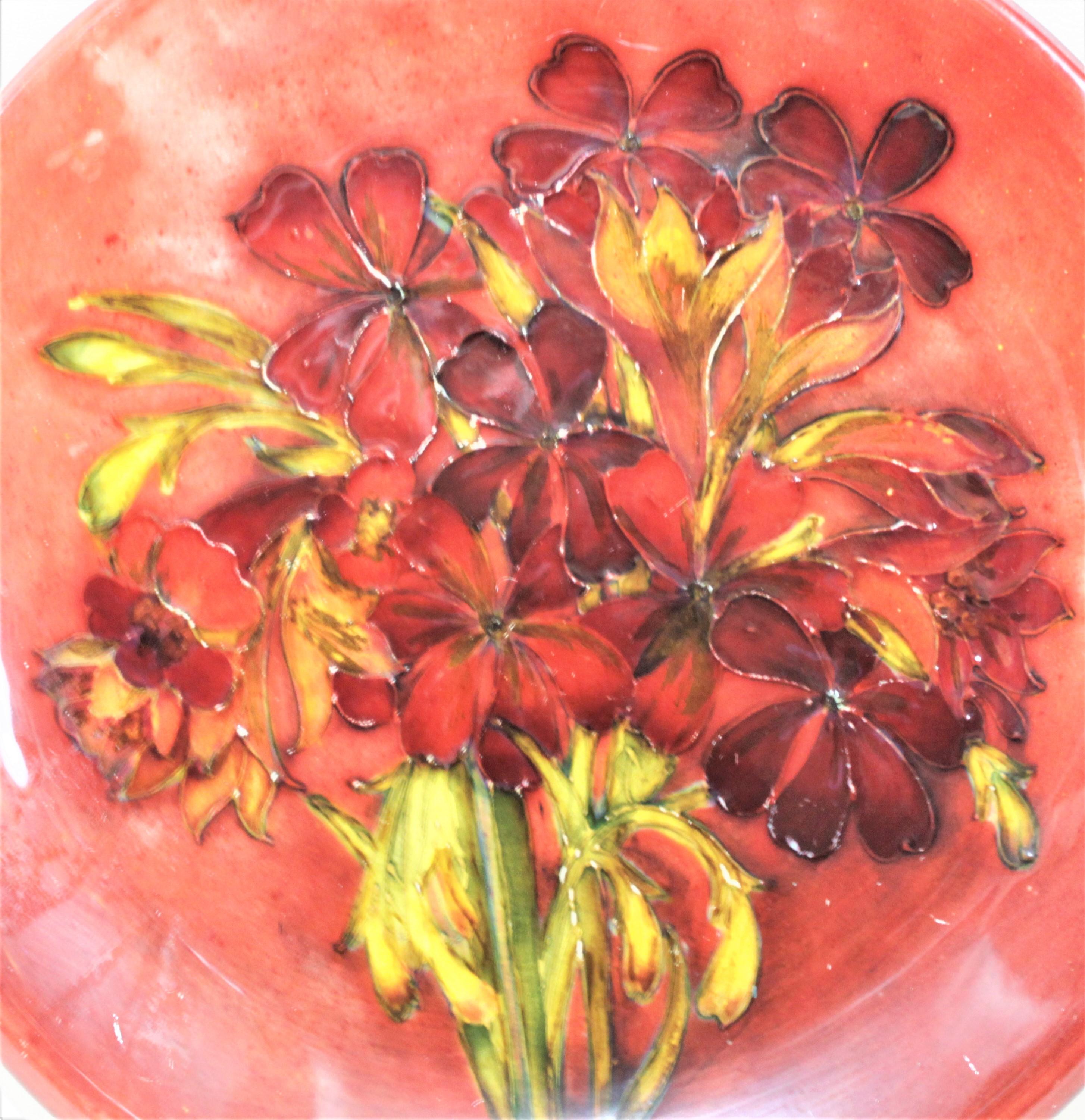 Anglais Grande assiette ou chargeur en poterie d'art Moorcroft Flambe « Fleurs de printemps » en vente