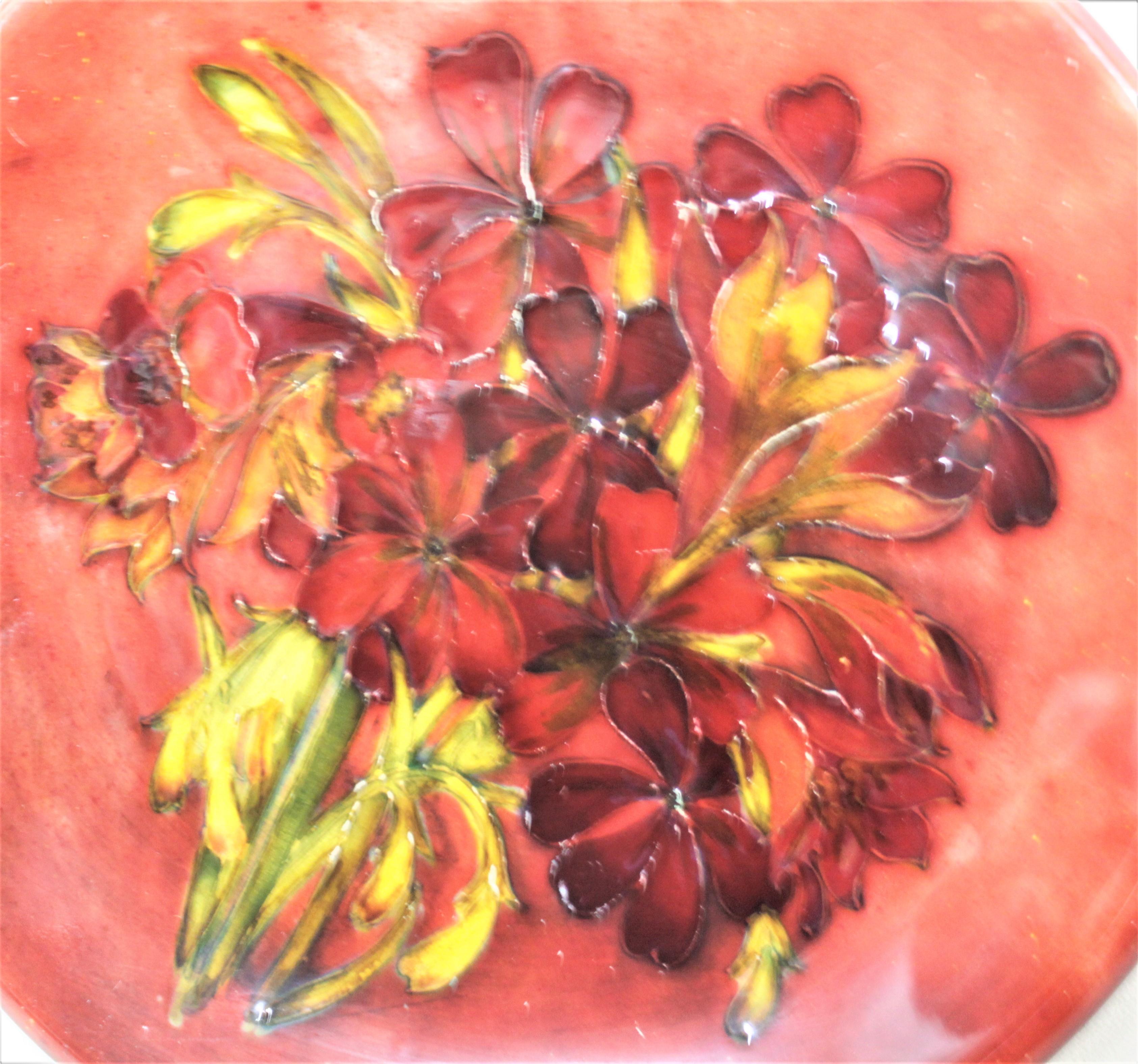 Fait main Grande assiette ou chargeur en poterie d'art Moorcroft Flambe « Fleurs de printemps » en vente