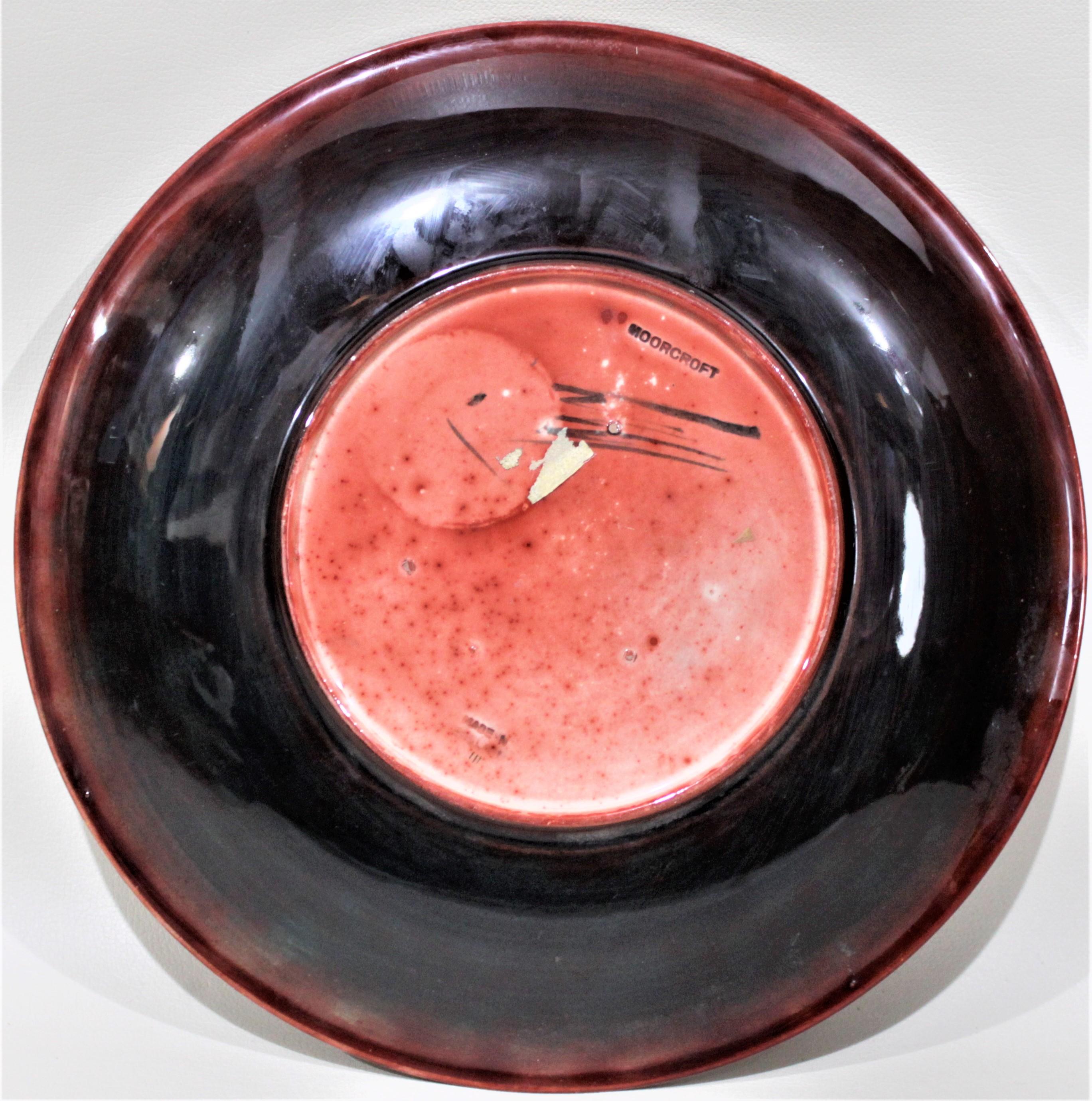 20ième siècle Grande assiette ou chargeur en poterie d'art Moorcroft Flambe « Fleurs de printemps » en vente