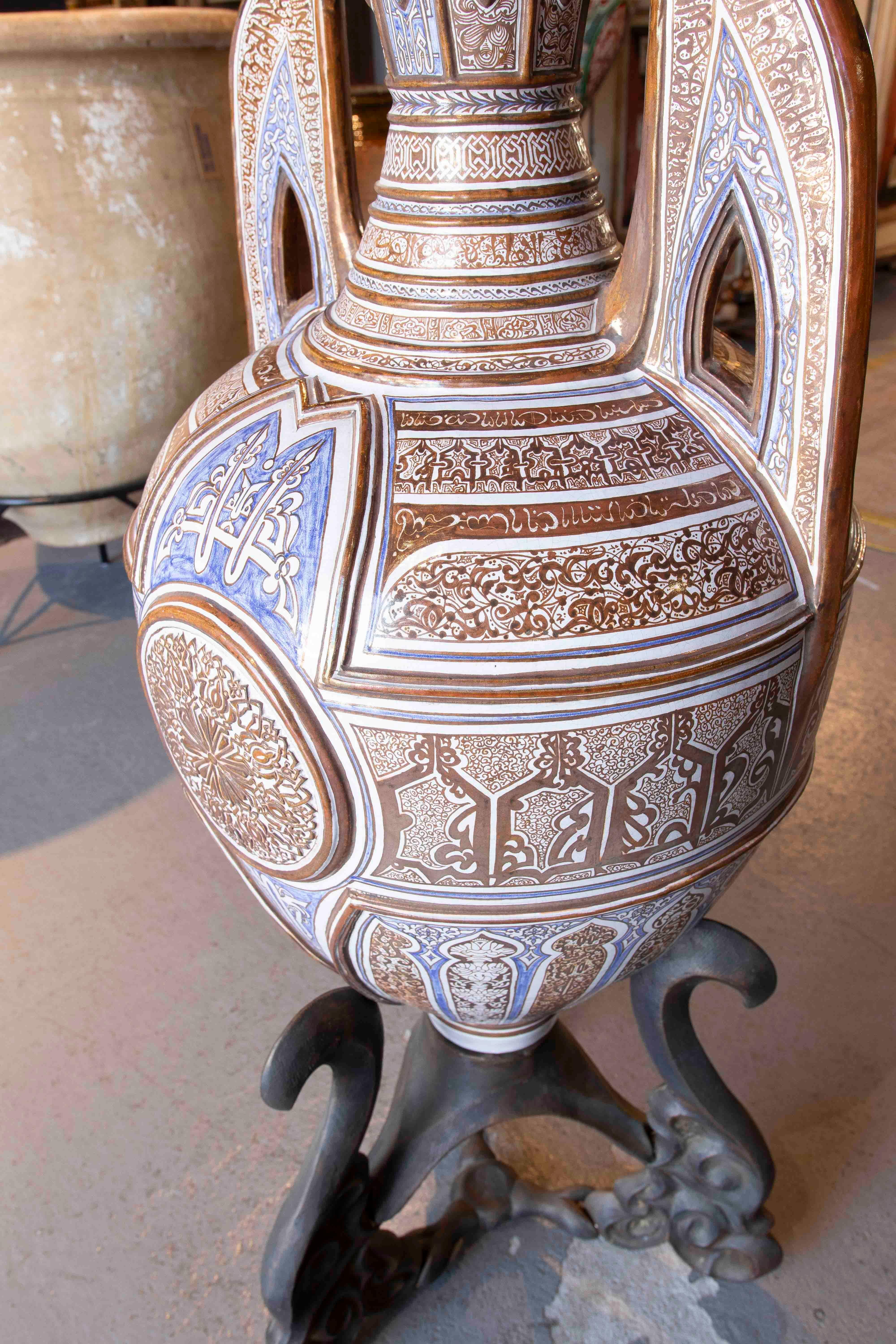 Large Moorish Amphora - Pointed Arches with Calligraphic Motifs & Bronce Foot For Sale 4