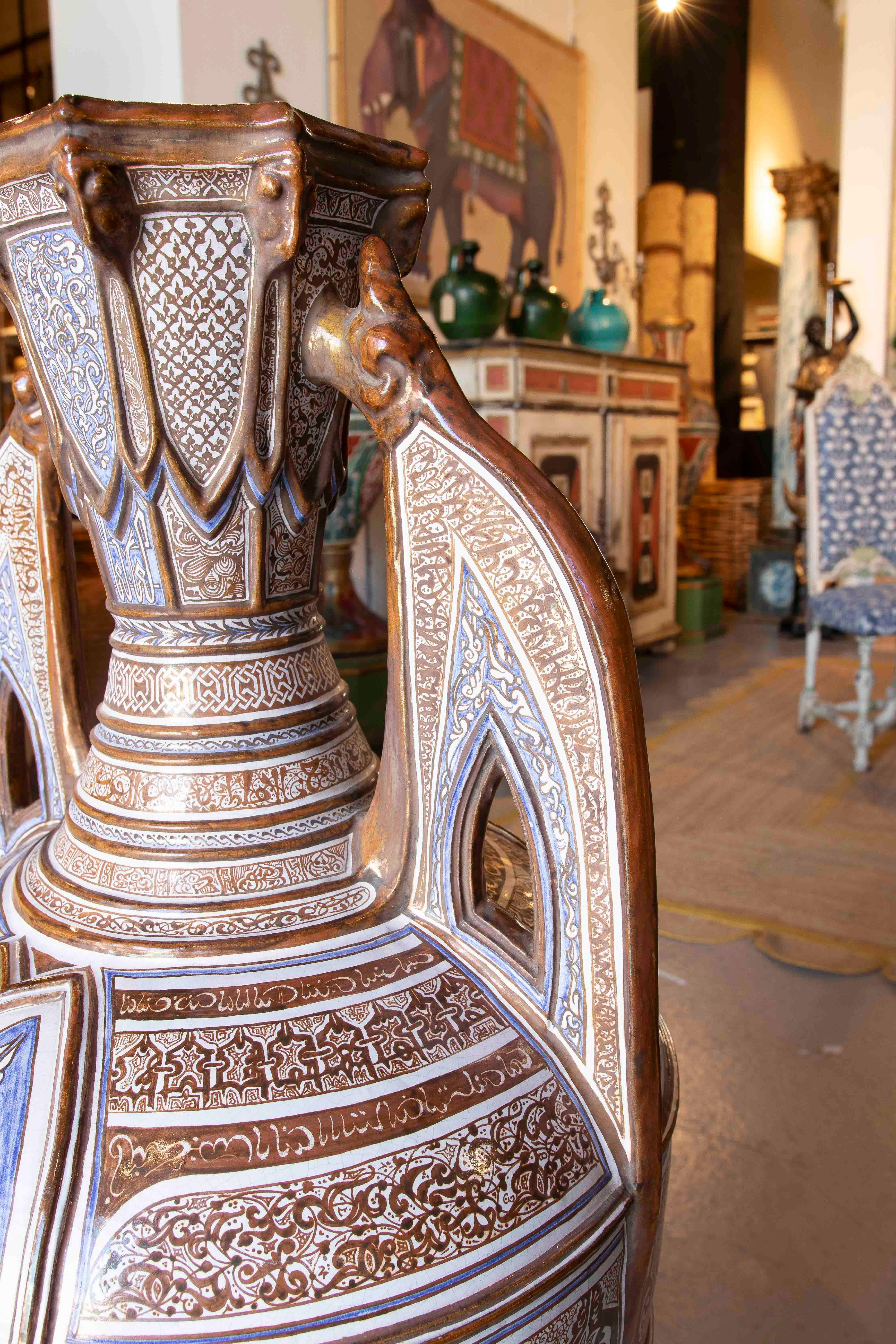 Large Moorish Amphora - Pointed Arches with Calligraphic Motifs & Bronce Foot For Sale 5