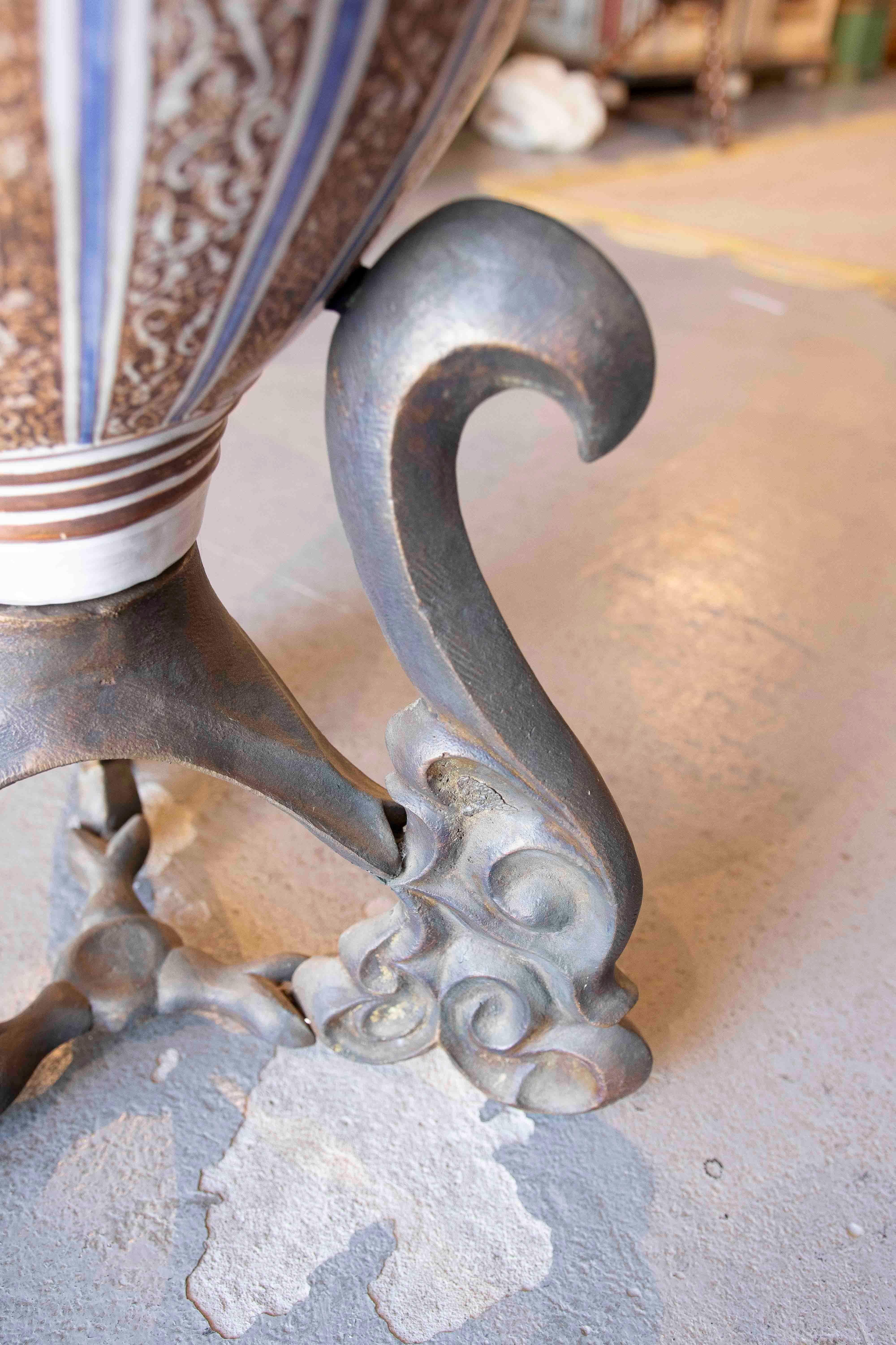 Large Moorish Amphora - Pointed Arches with Calligraphic Motifs & Bronce Foot For Sale 10