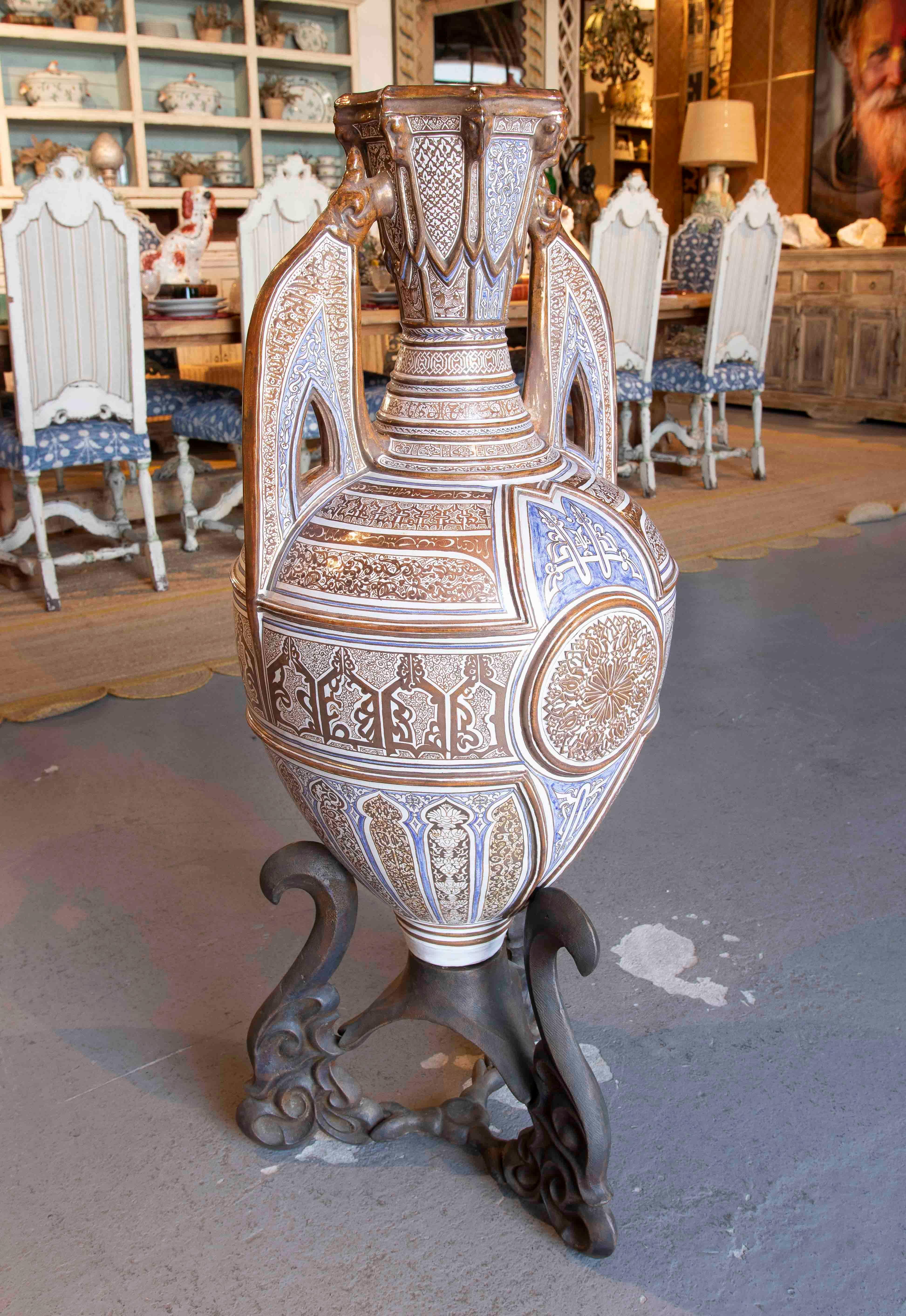 Large Moorish Amphora - Pointed Arches with Calligraphic Motifs & Bronce Foot In Good Condition For Sale In Marbella, ES