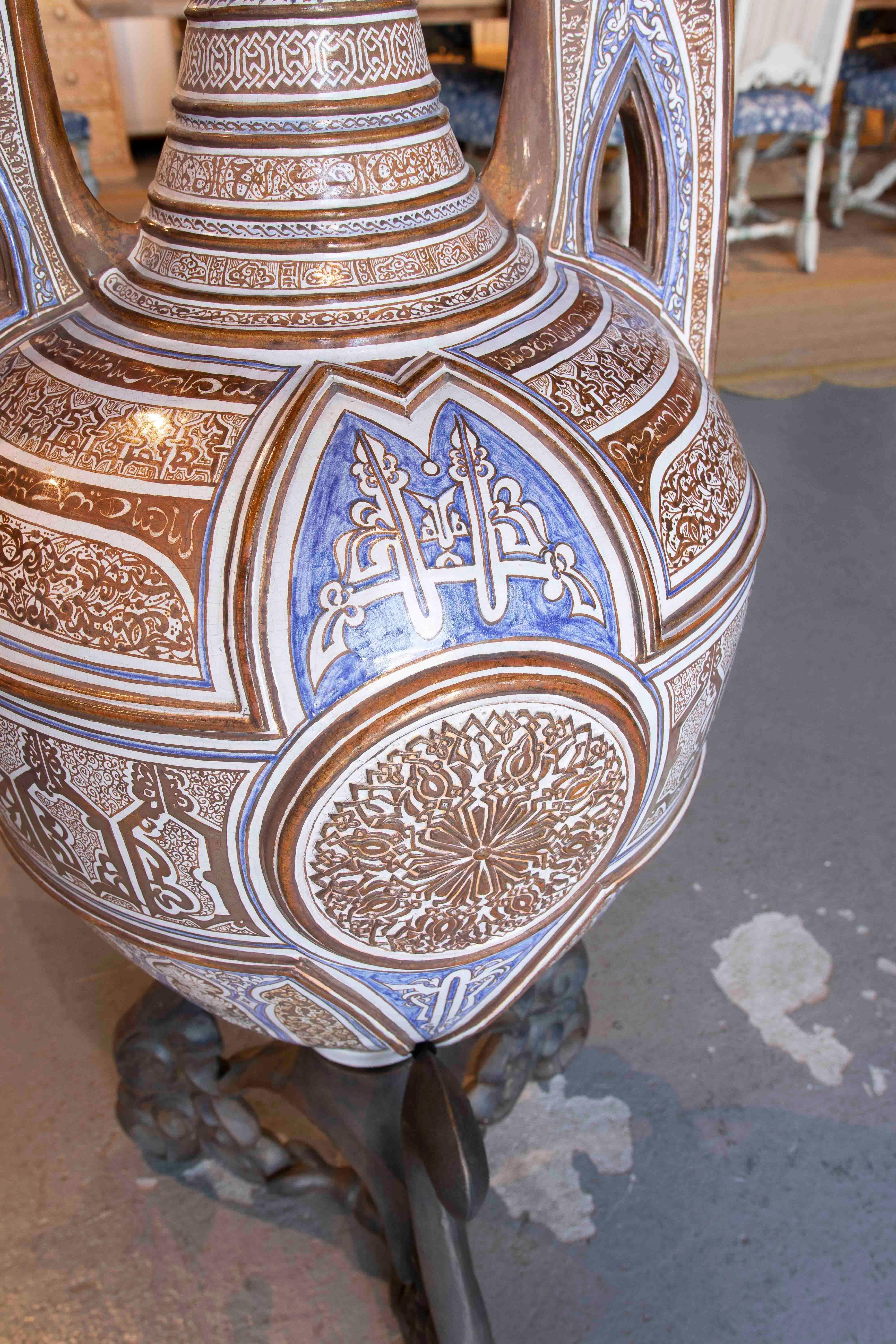 Large Moorish Amphora - Pointed Arches with Calligraphic Motifs & Bronce Foot For Sale 3