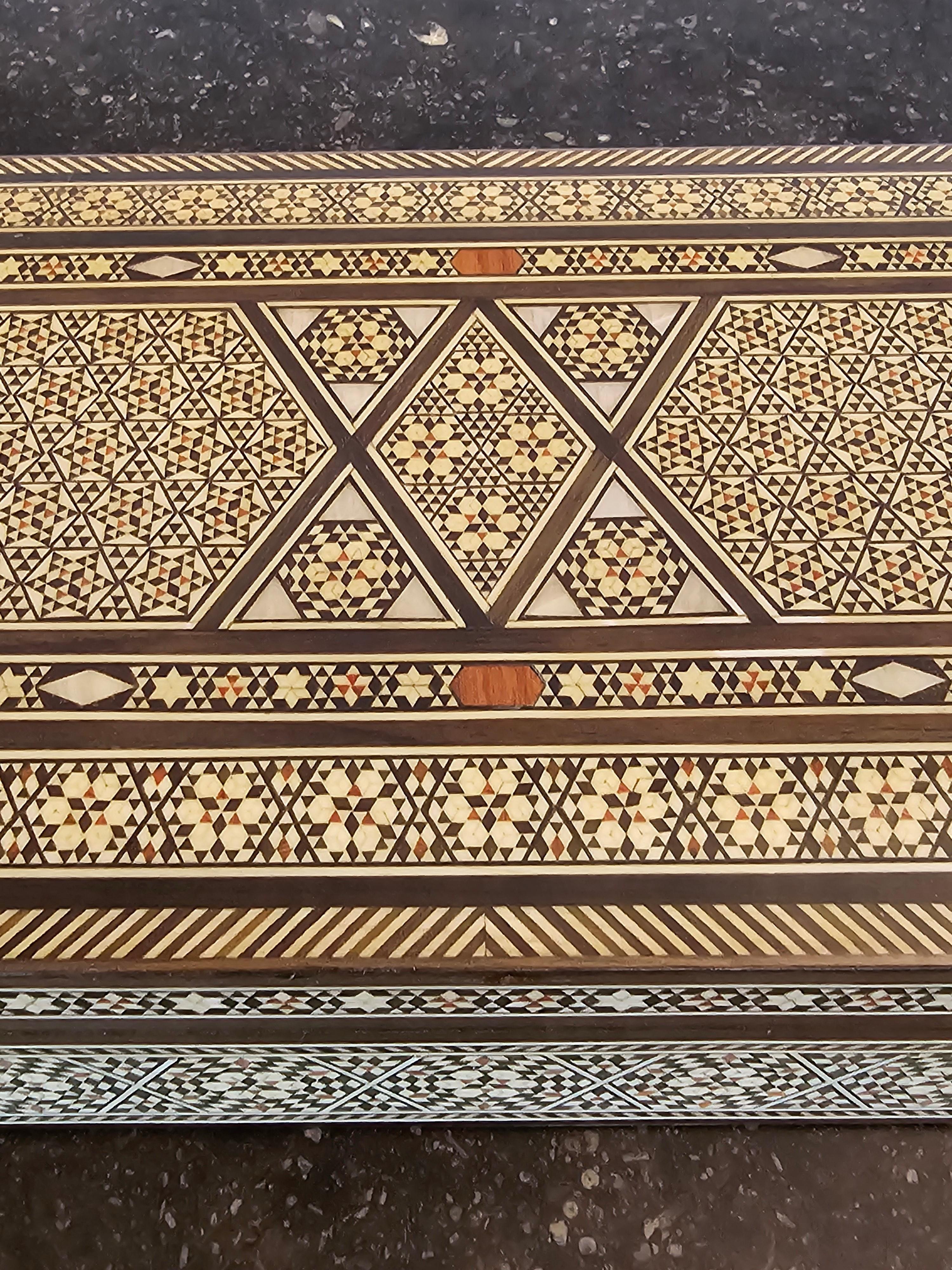 Große maurische arabische Tischschachtel mit Intarsien  im Zustand „Gut“ im Angebot in Forney, TX