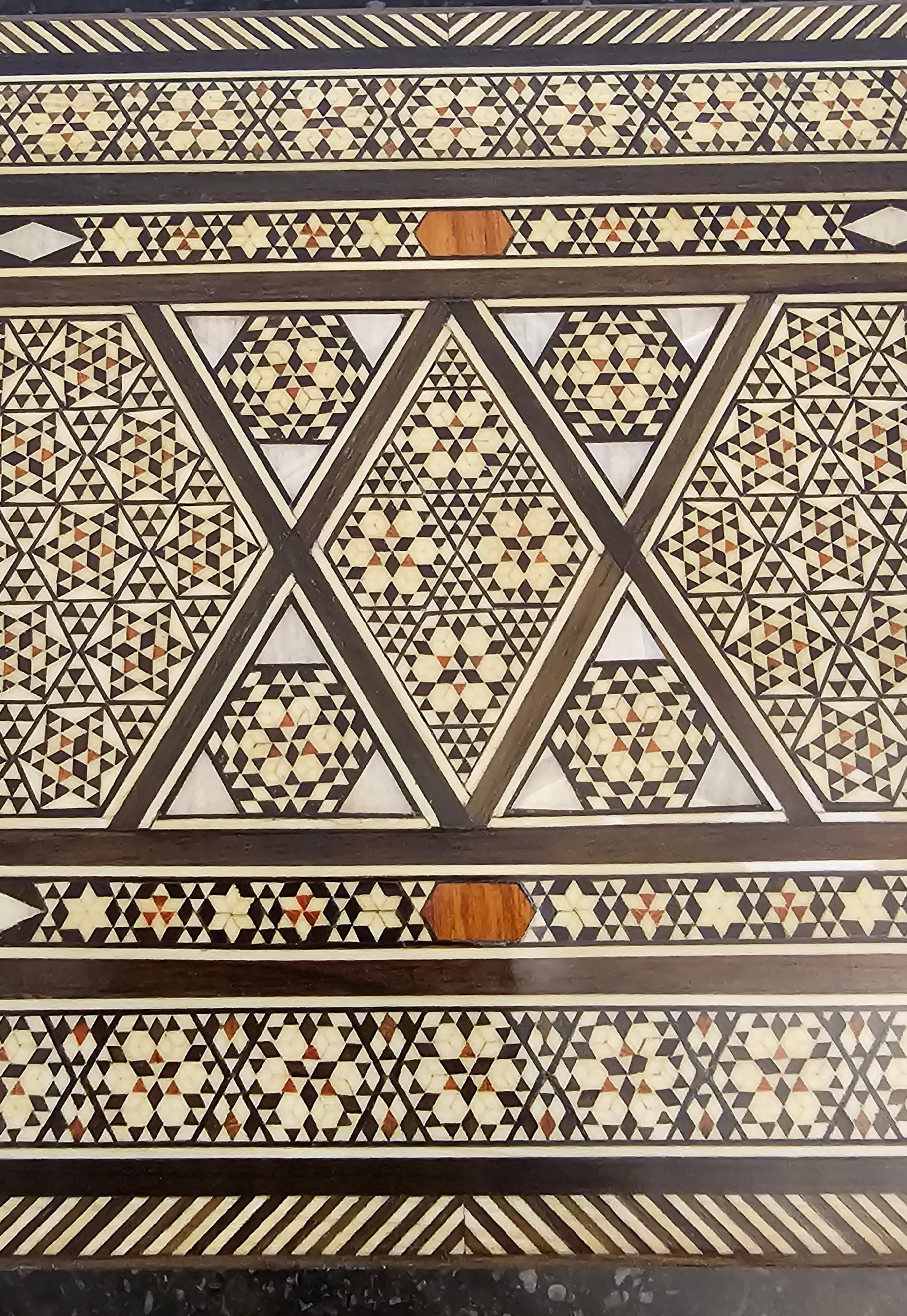 Große maurische arabische Tischschachtel mit Intarsien  (20. Jahrhundert) im Angebot