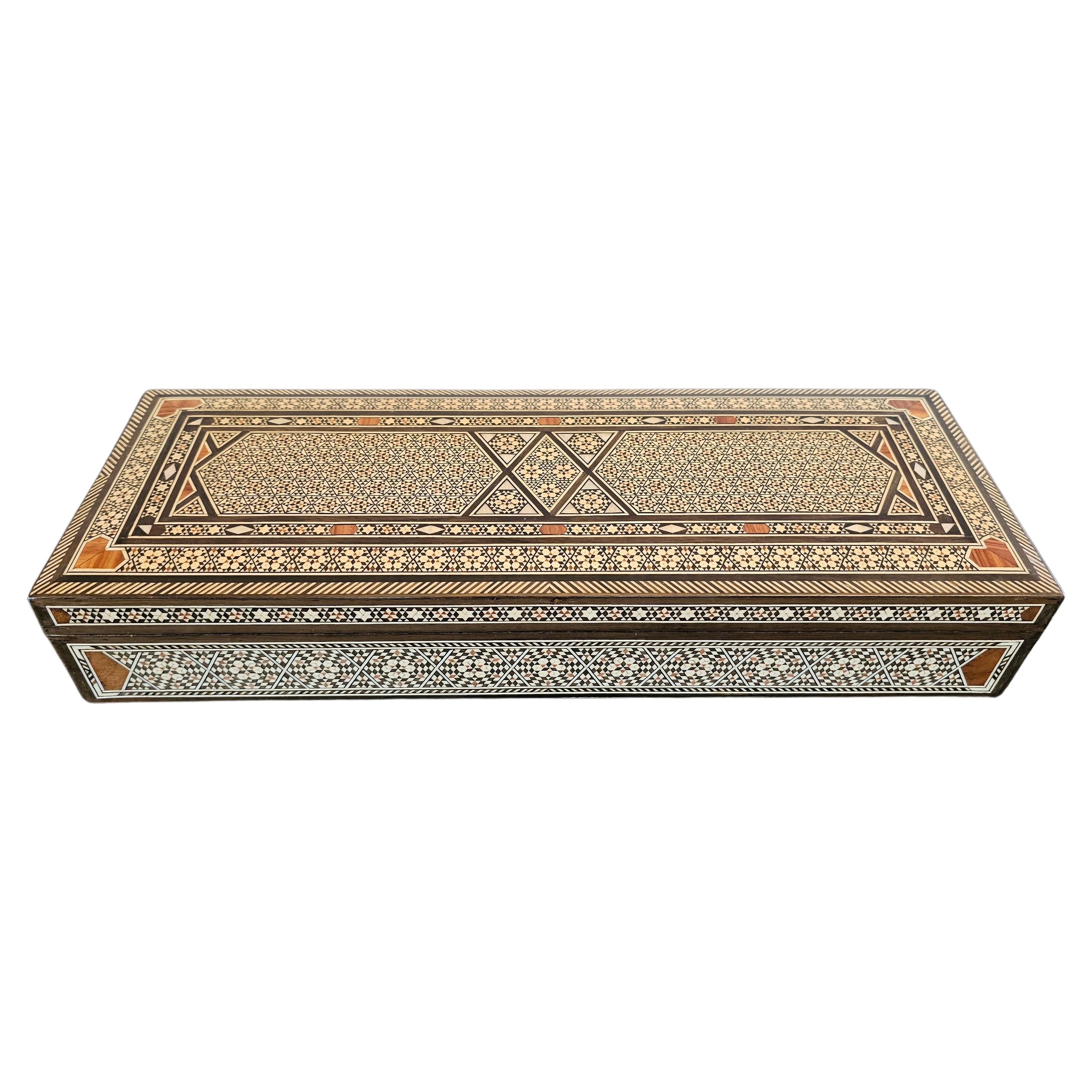 Gran caja de mesa árabe morisca con incrustaciones