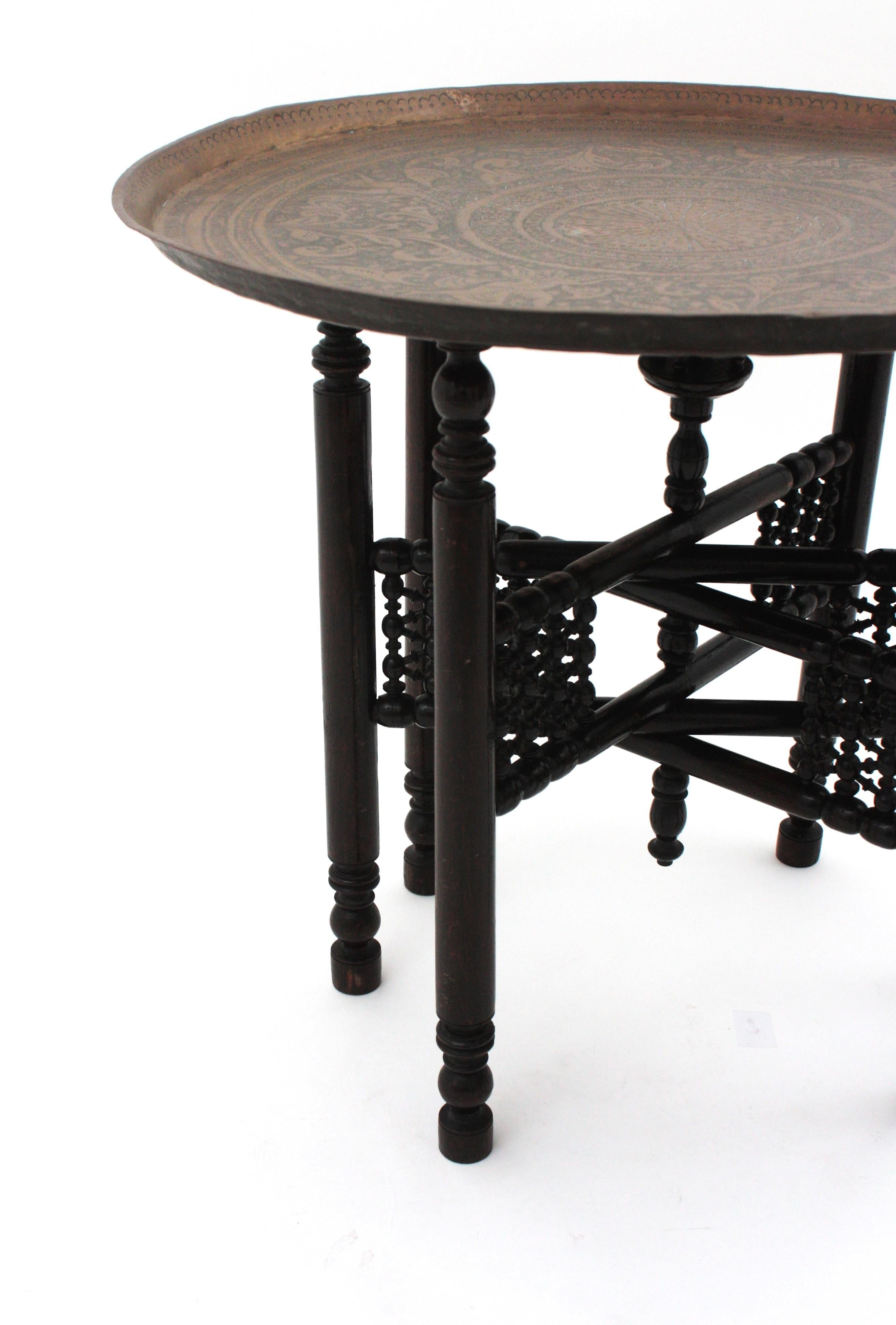 Grande table à plateau pliant mauresque en laiton arabe, Espagne, années 1940 en vente 7