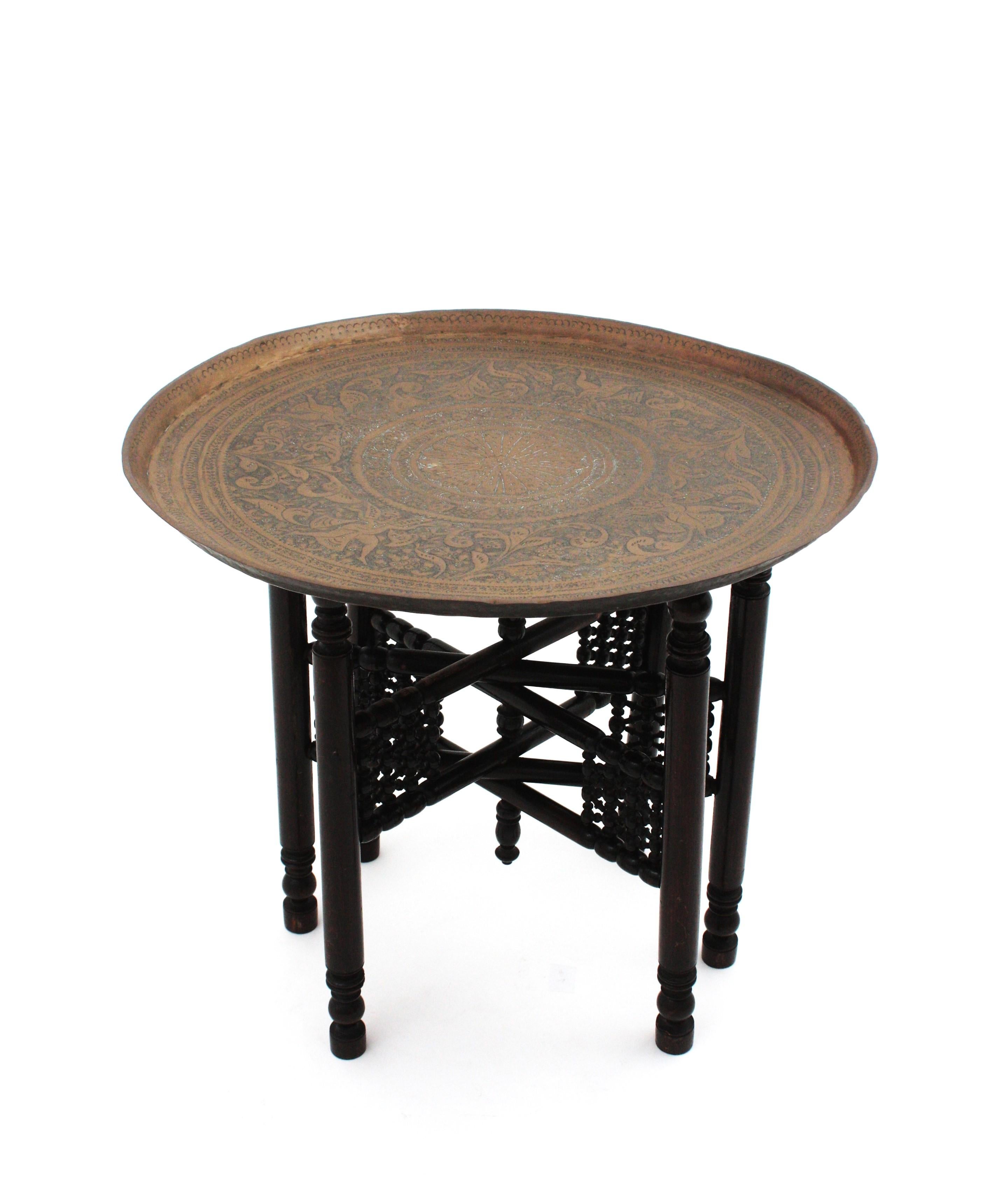 Espagnol Grande table à plateau pliant mauresque en laiton arabe, Espagne, années 1940 en vente