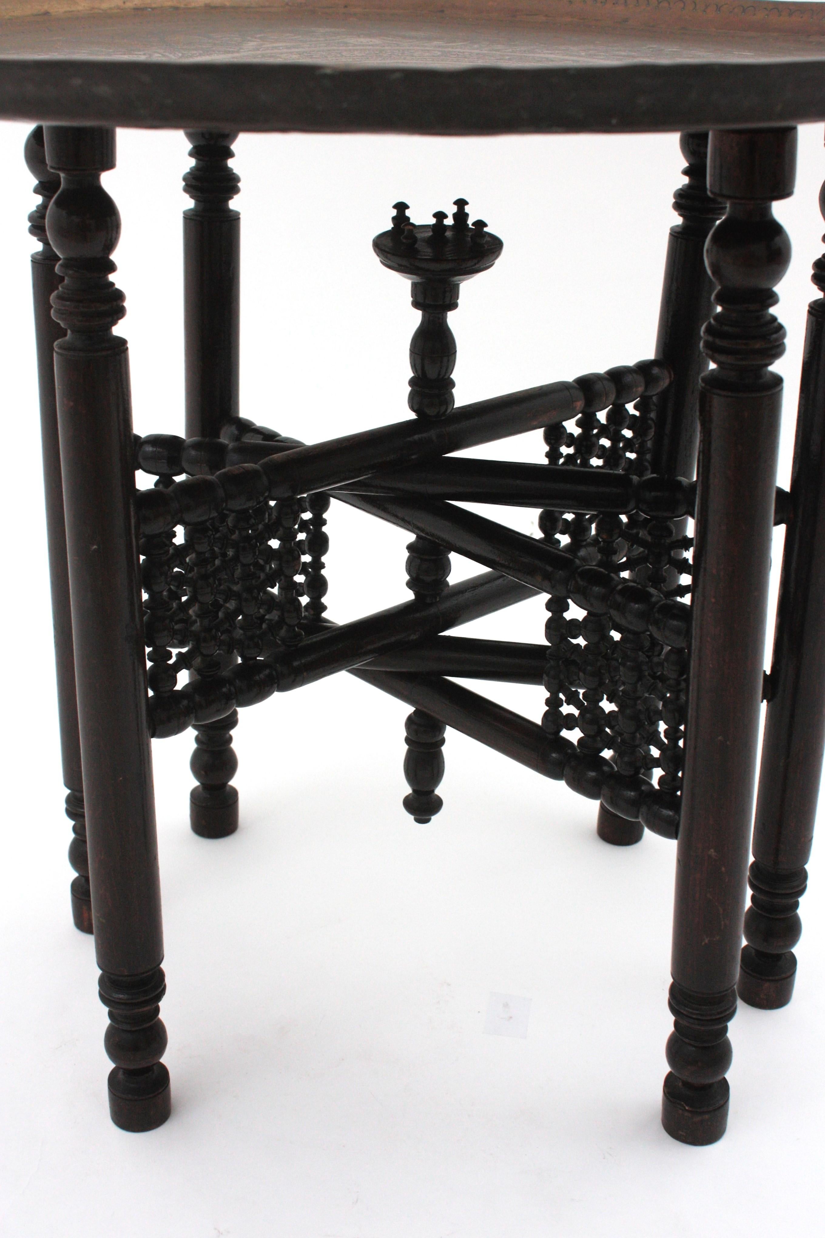 20ième siècle Grande table à plateau pliant mauresque en laiton arabe, Espagne, années 1940 en vente