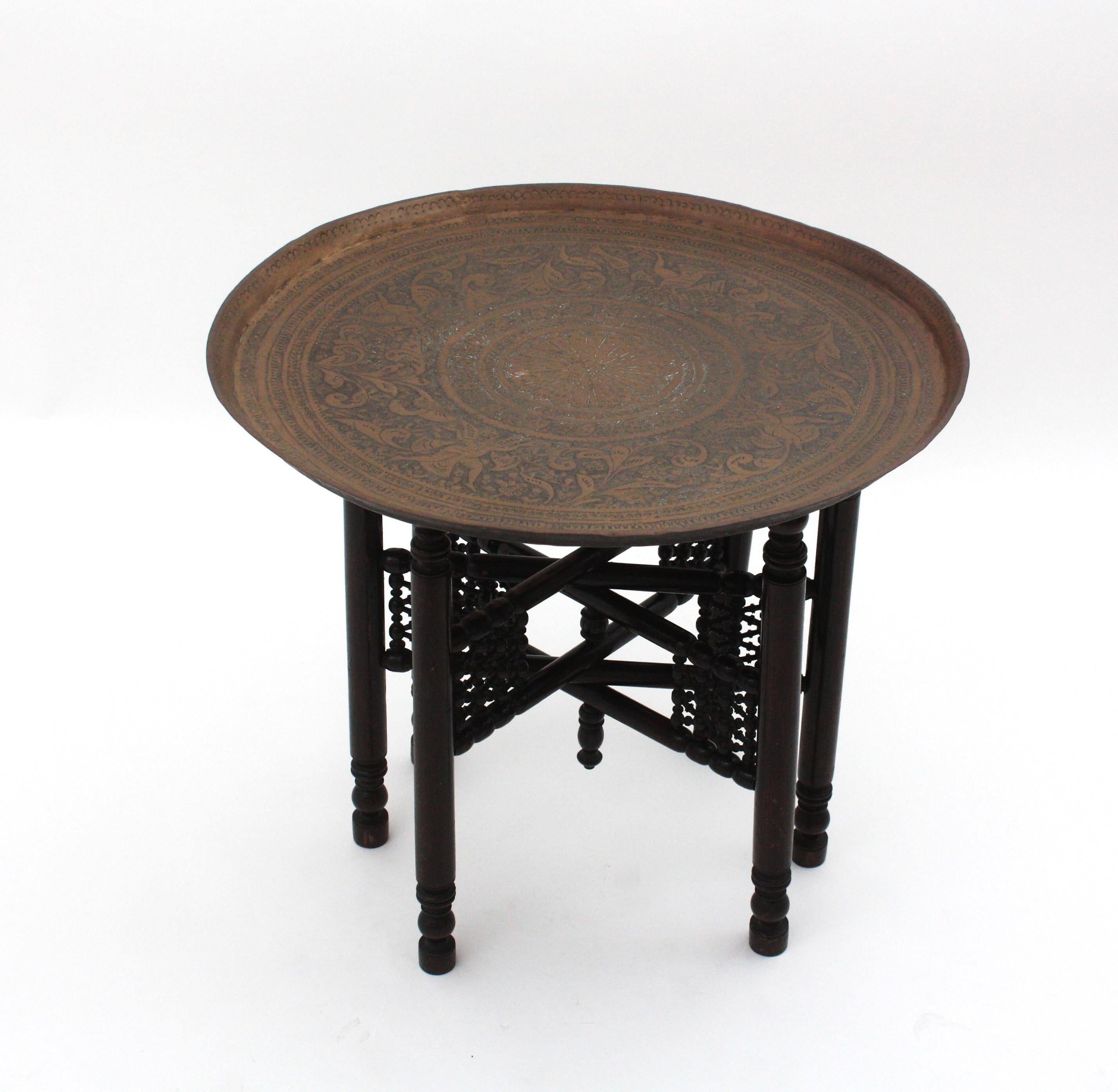 Laiton Grande table à plateau pliant mauresque en laiton arabe, Espagne, années 1940 en vente