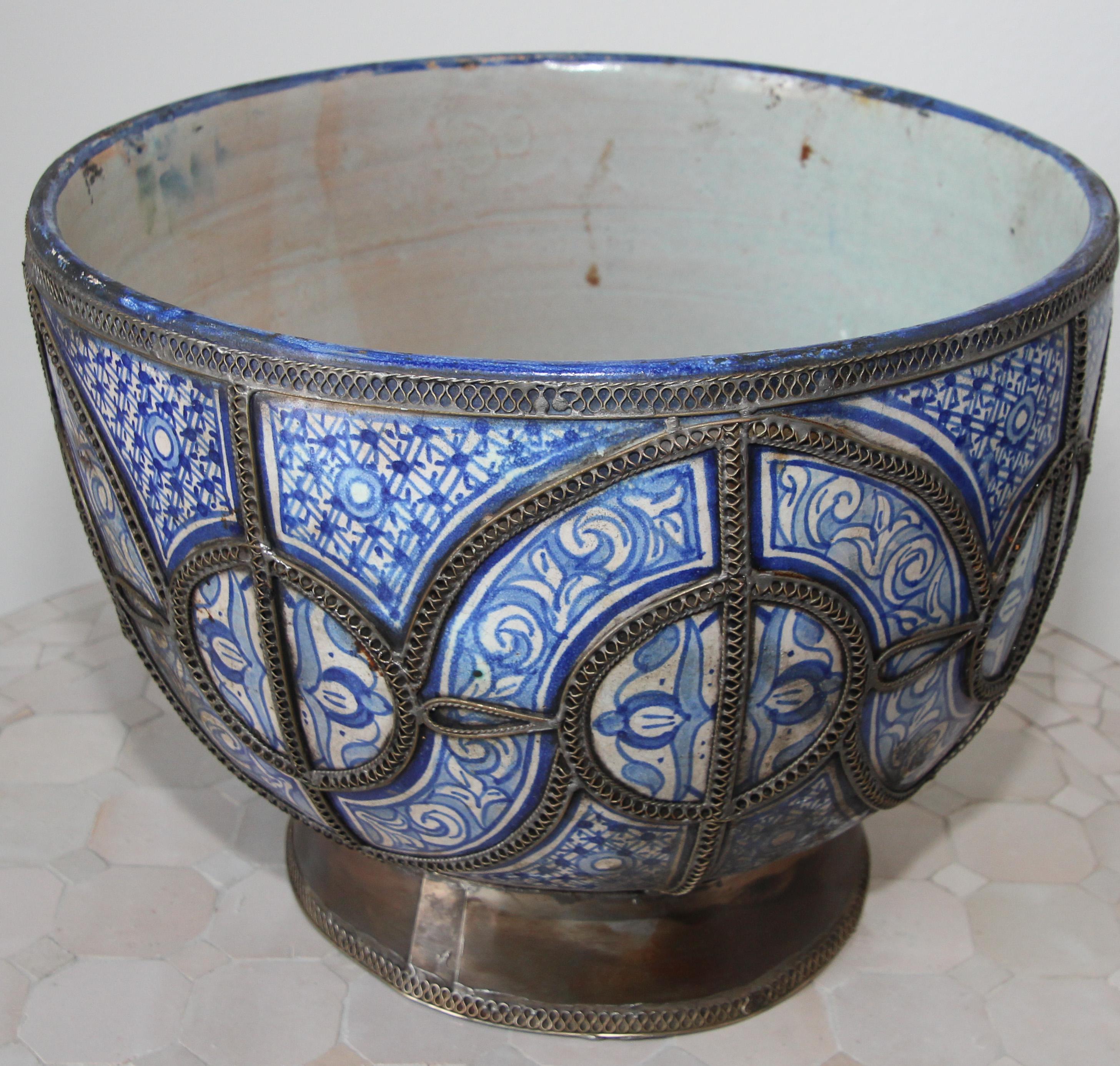 Céramique Grand pot mauresque marocain à couvercle et pieds en céramique bleue et blanche de Fez en vente