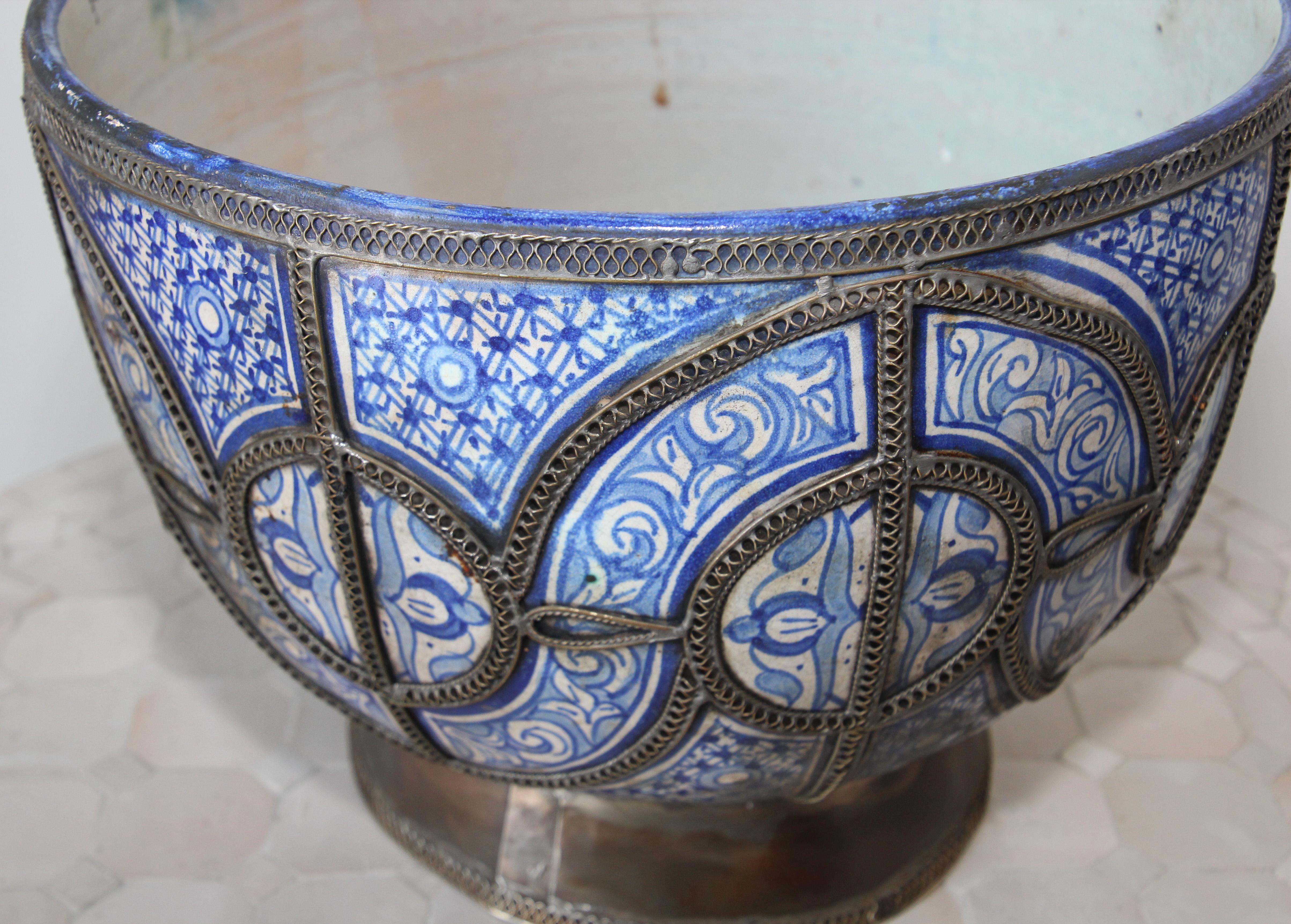 Grand pot mauresque marocain à couvercle et pieds en céramique bleue et blanche de Fez en vente 1