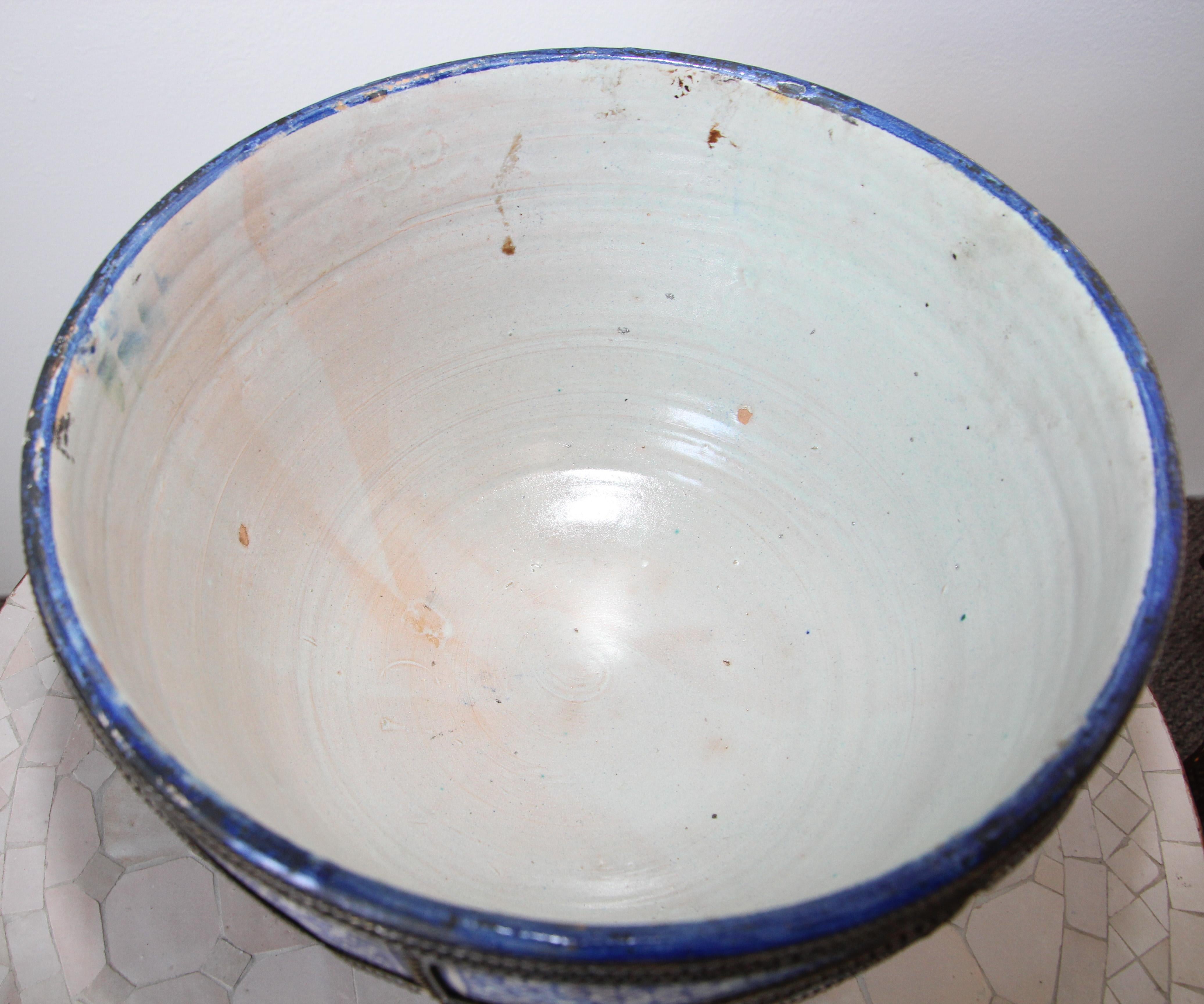 Grand pot mauresque marocain à couvercle et pieds en céramique bleue et blanche de Fez en vente 2