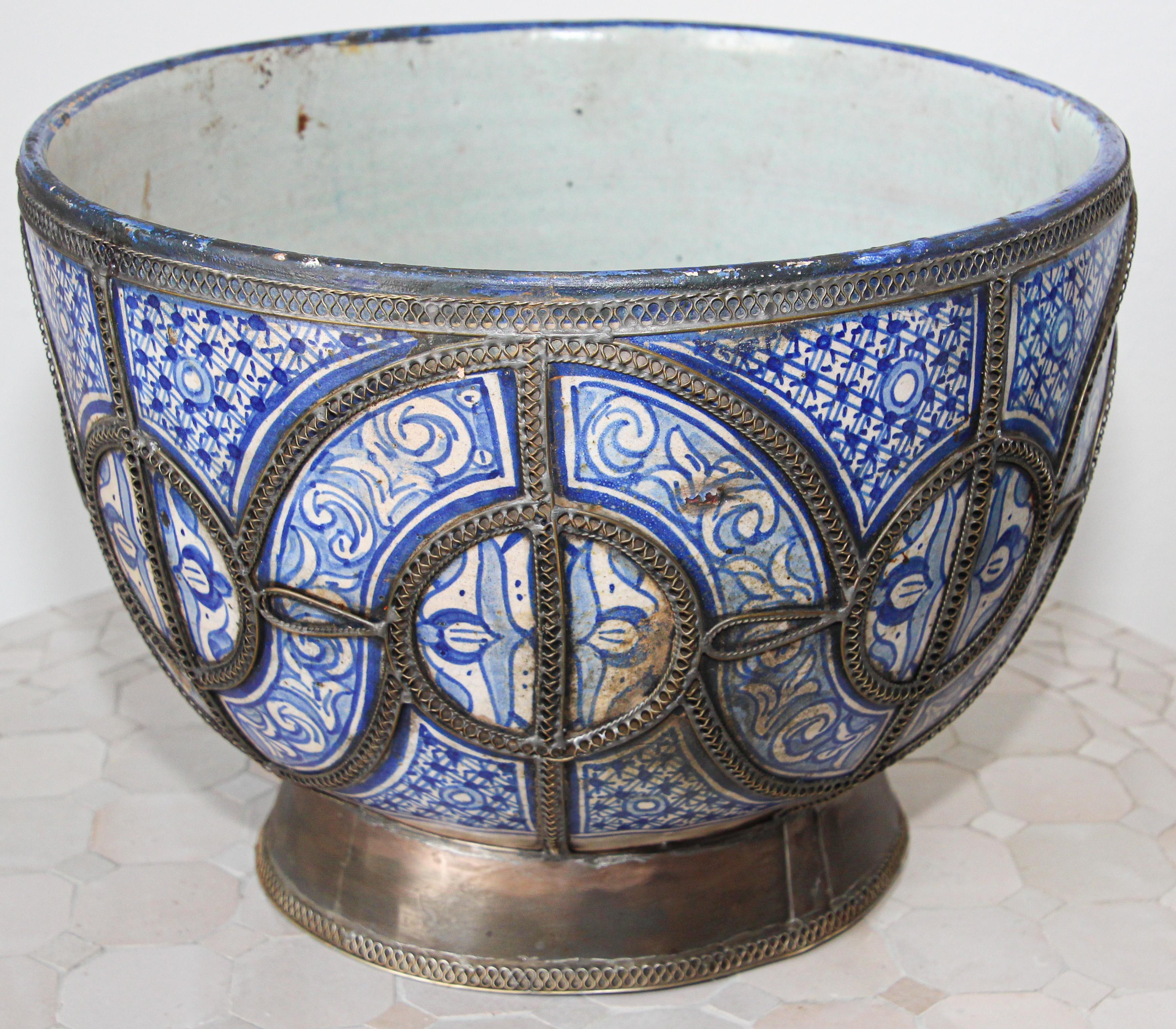 Grand pot mauresque marocain à couvercle et pieds en céramique bleue et blanche de Fez en vente 3