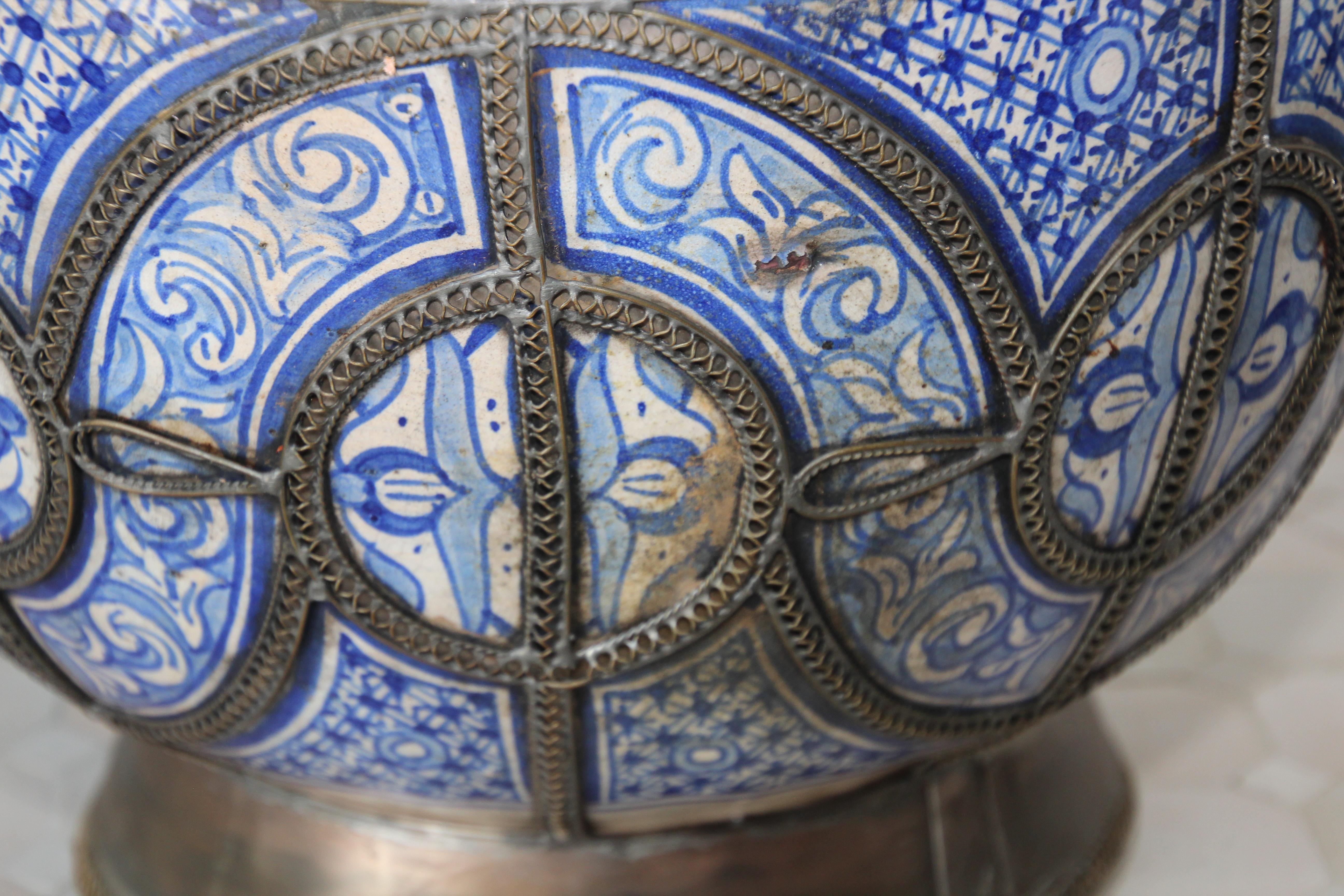 Grand pot mauresque marocain à couvercle et pieds en céramique bleue et blanche de Fez en vente 4