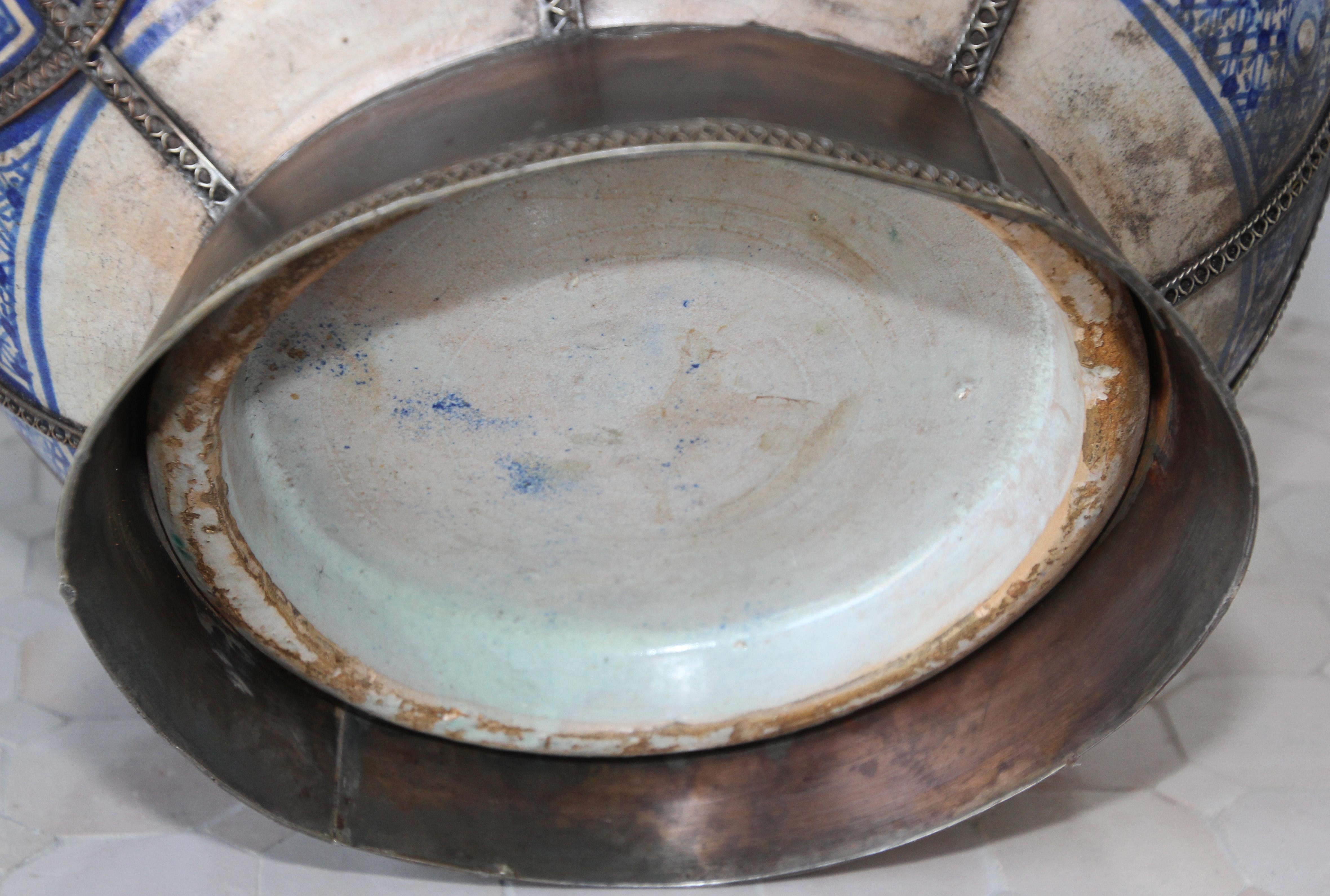 Grand pot mauresque marocain à couvercle et pieds en céramique bleue et blanche de Fez en vente 5