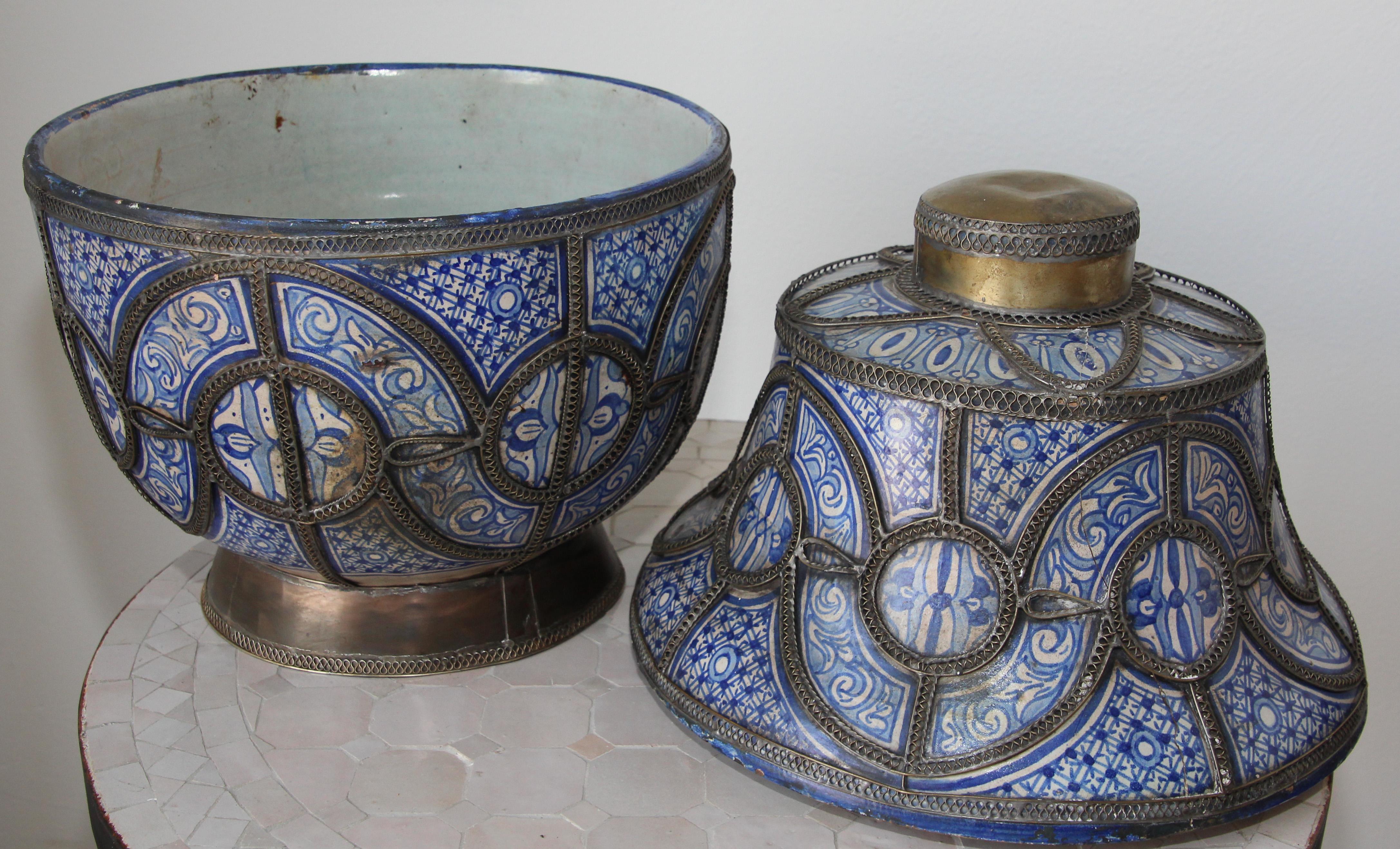 Grand pot mauresque marocain à couvercle et pieds en céramique bleue et blanche de Fez en vente 6